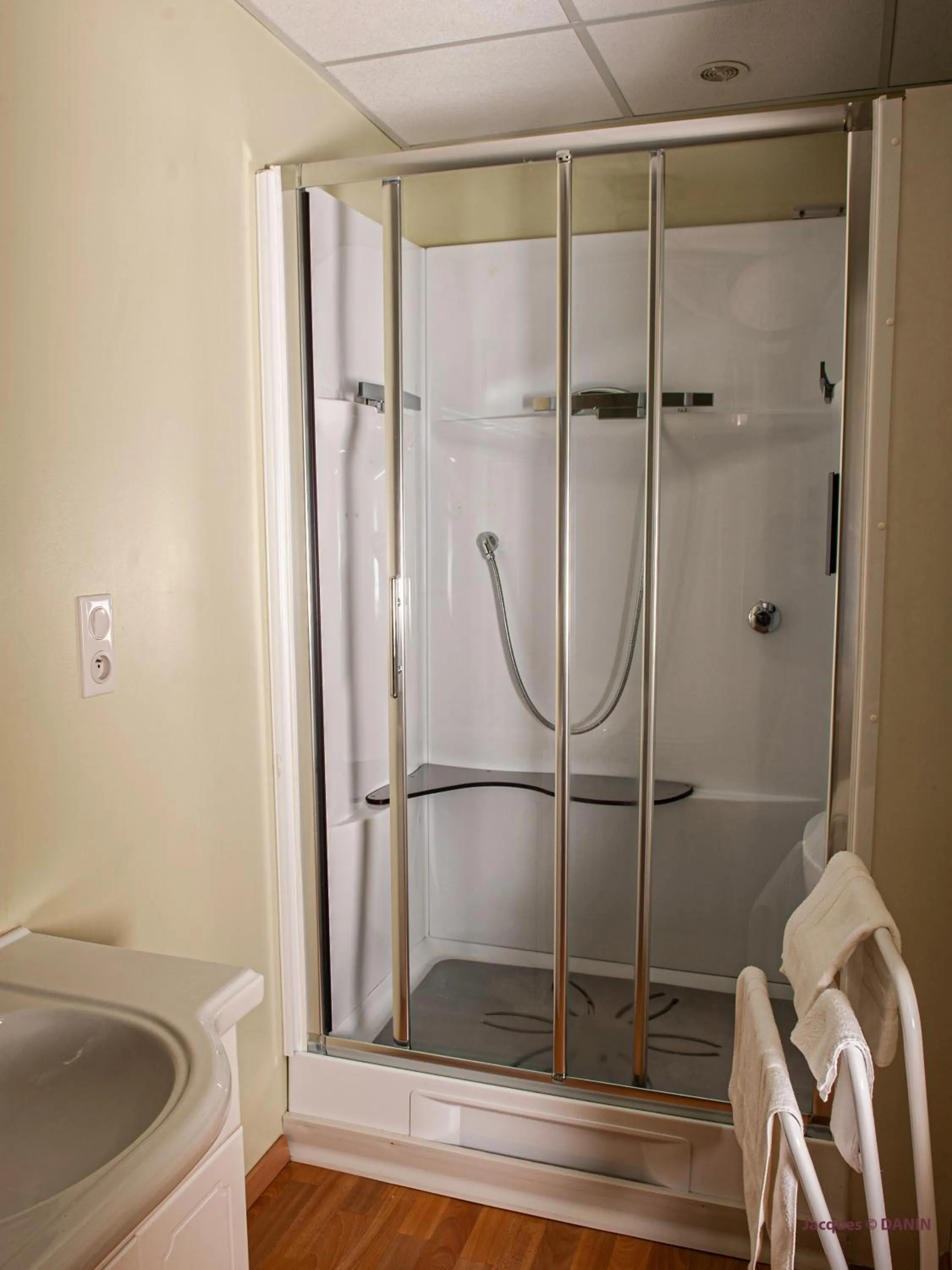 Shower in Logis Hôtel Restaurant La Brasserie