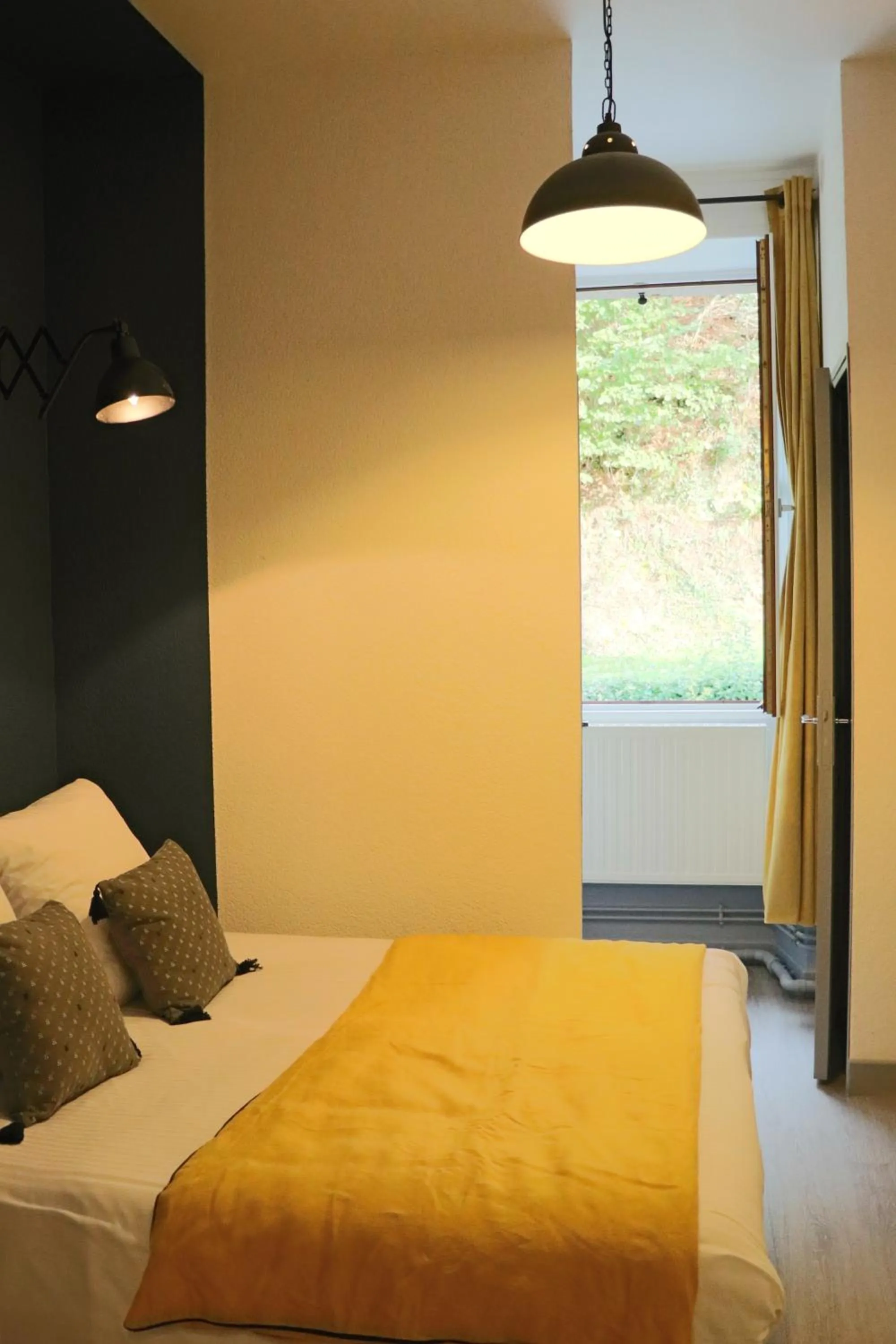 Shower, Bed in Logis Hôtel Restaurant La Brasserie