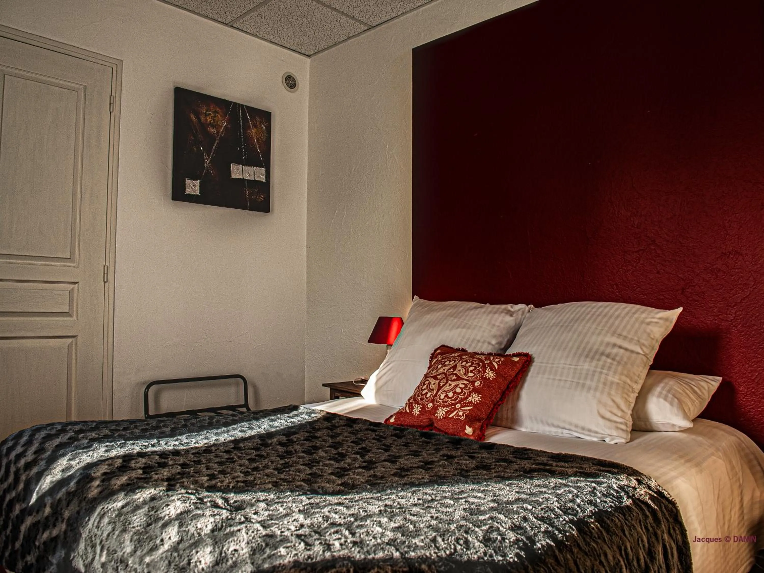 Bed in Logis Hôtel Restaurant La Brasserie