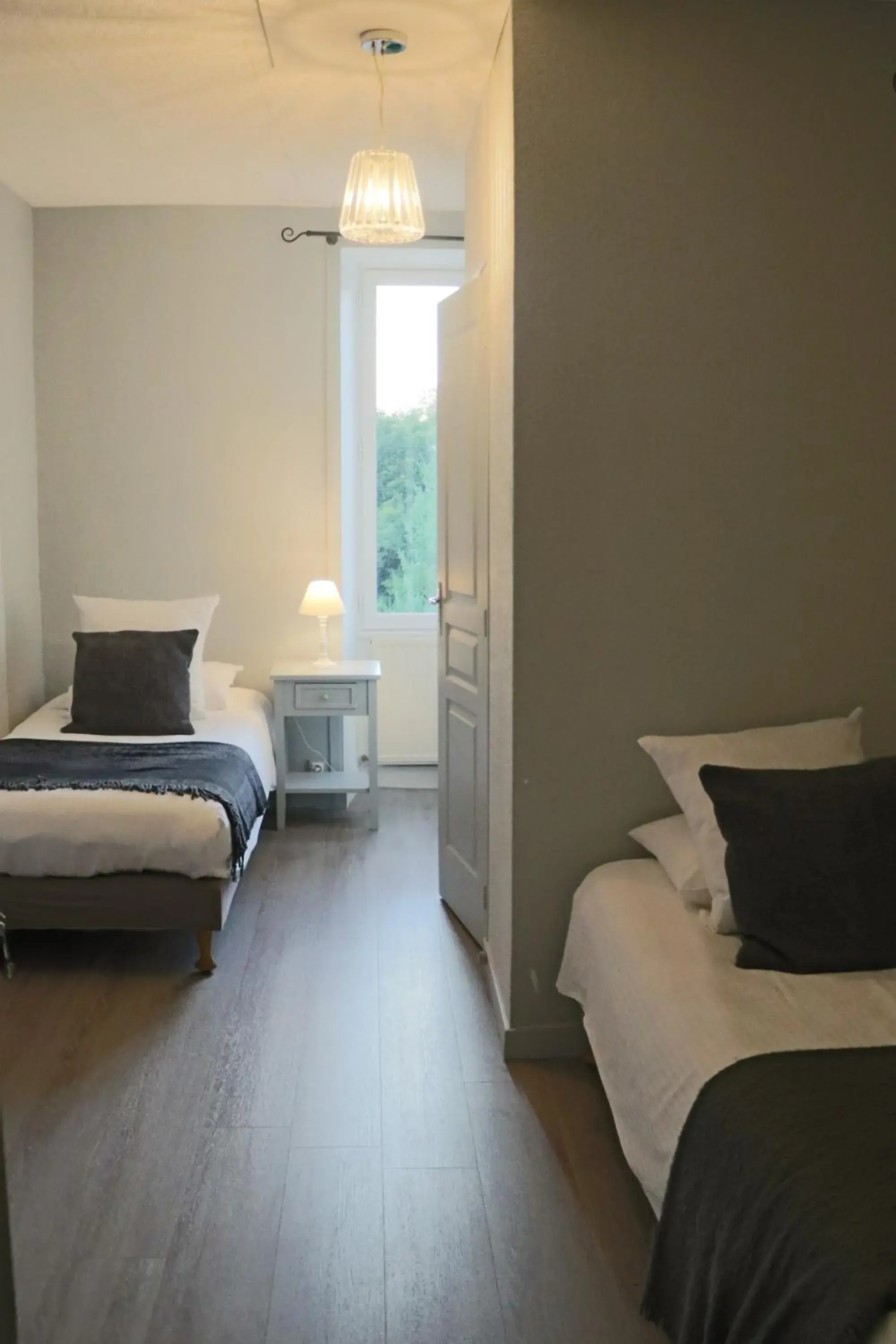 Shower, Bed in Logis Hôtel Restaurant La Brasserie Shower, Bed in Logis Hôtel Restaurant La Brasserie