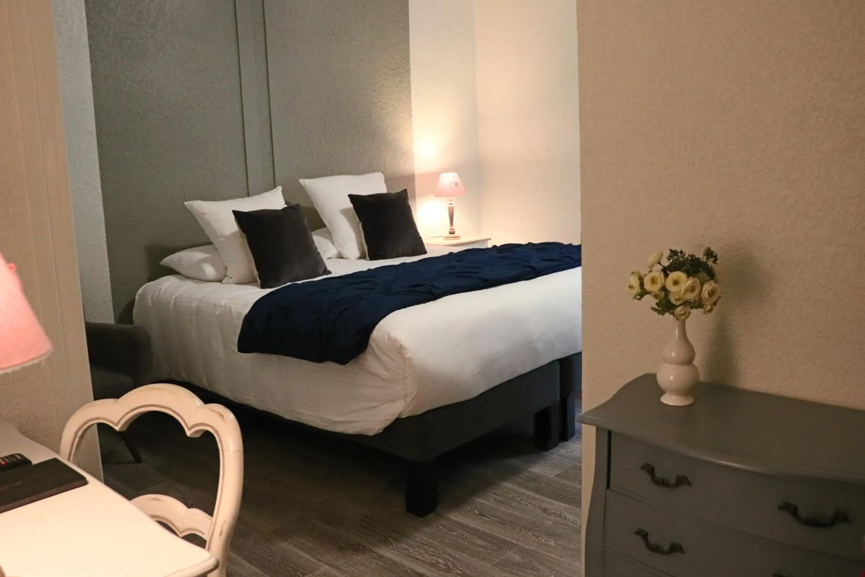 Bed in Logis Hôtel Restaurant La Brasserie