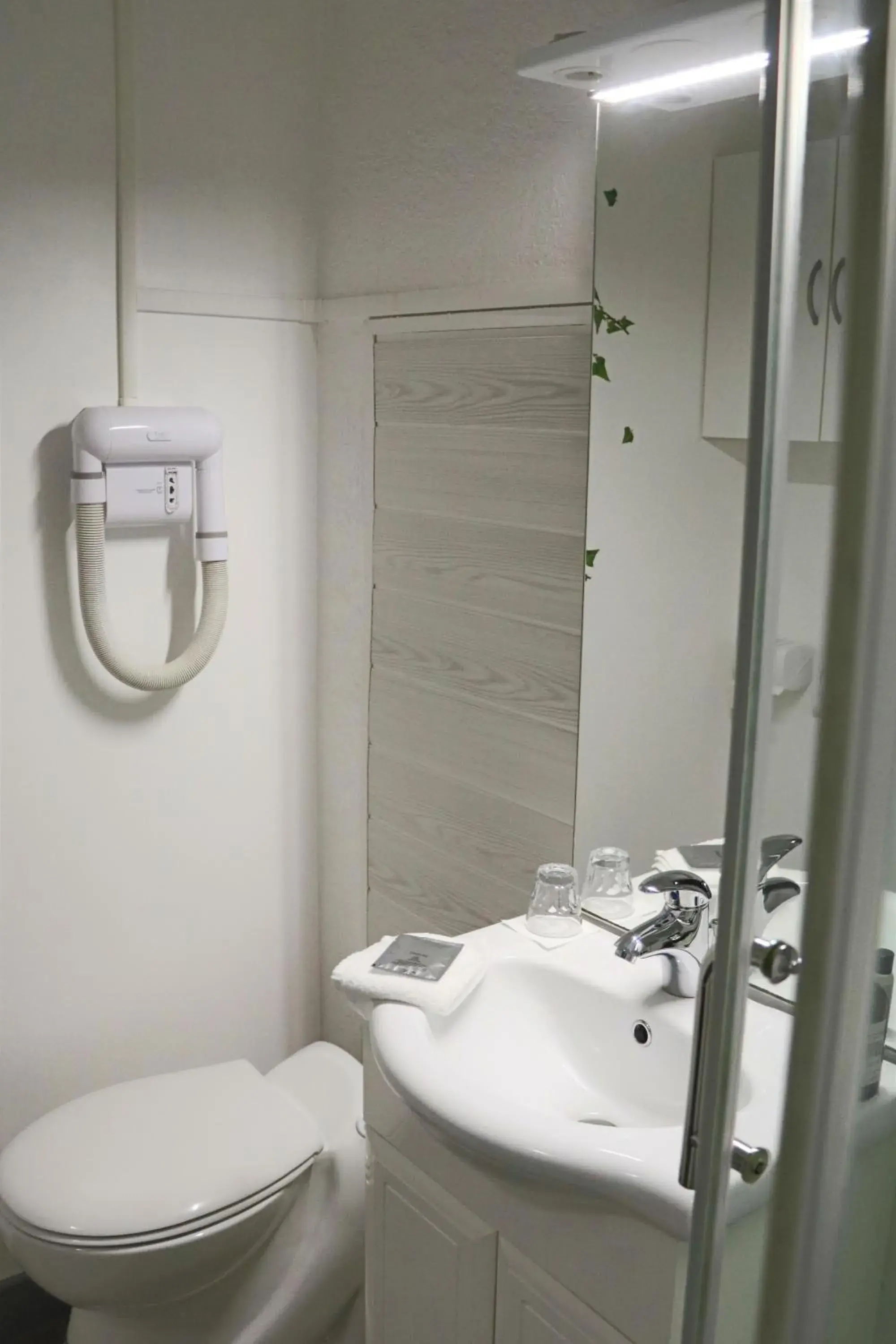 Bathroom in Logis Hôtel Restaurant La Brasserie Bathroom in Logis Hôtel Restaurant La Brasserie