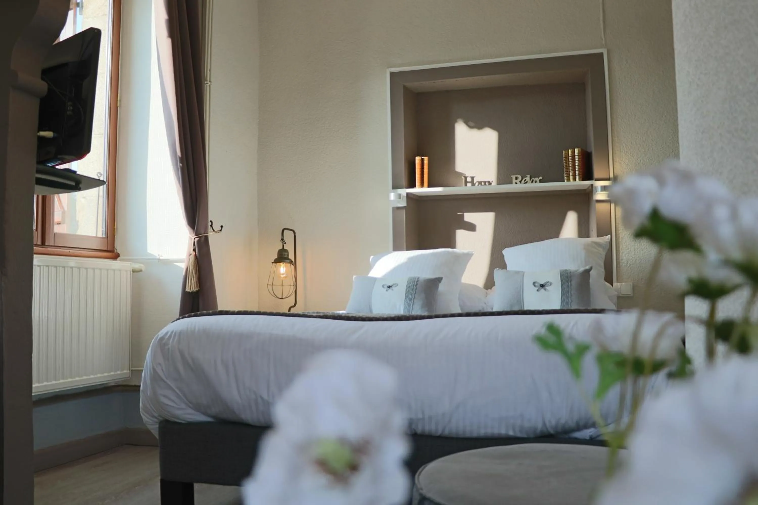 Shower, Bed in Logis Hôtel Restaurant La Brasserie