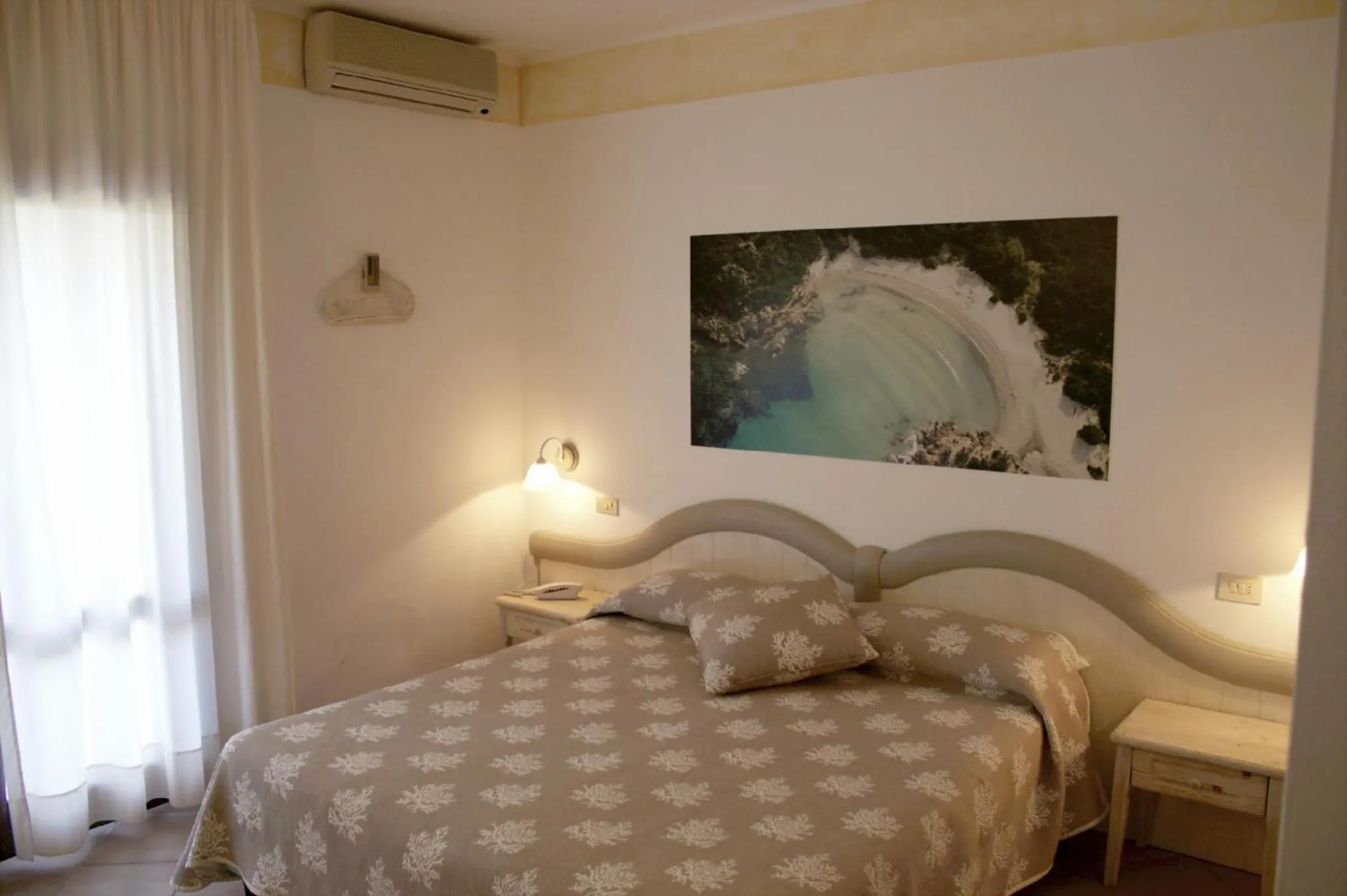 Photo of the whole room, Bed in Residence Porto Mannu