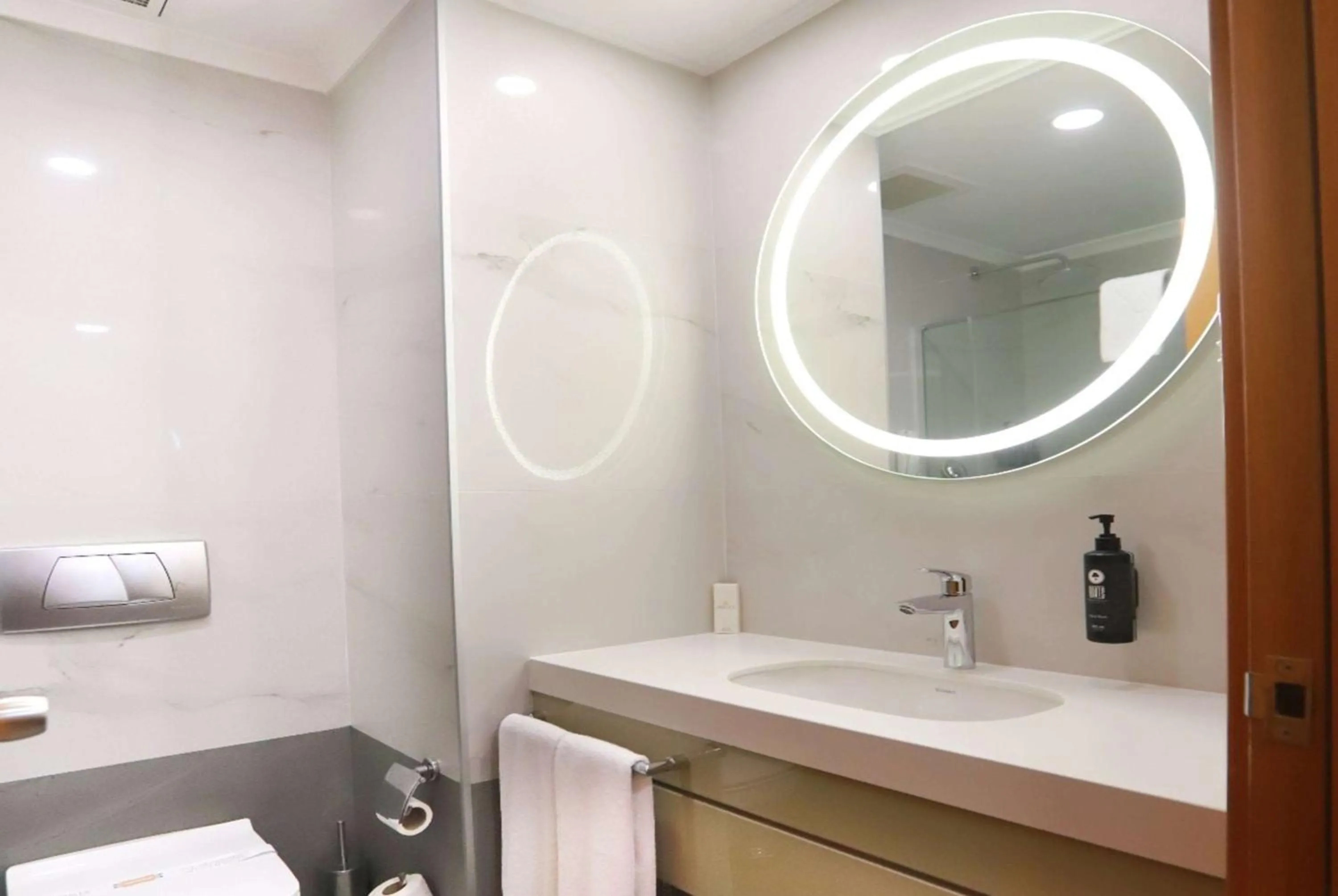 TV and multimedia in La Quinta by Wyndham Giresun