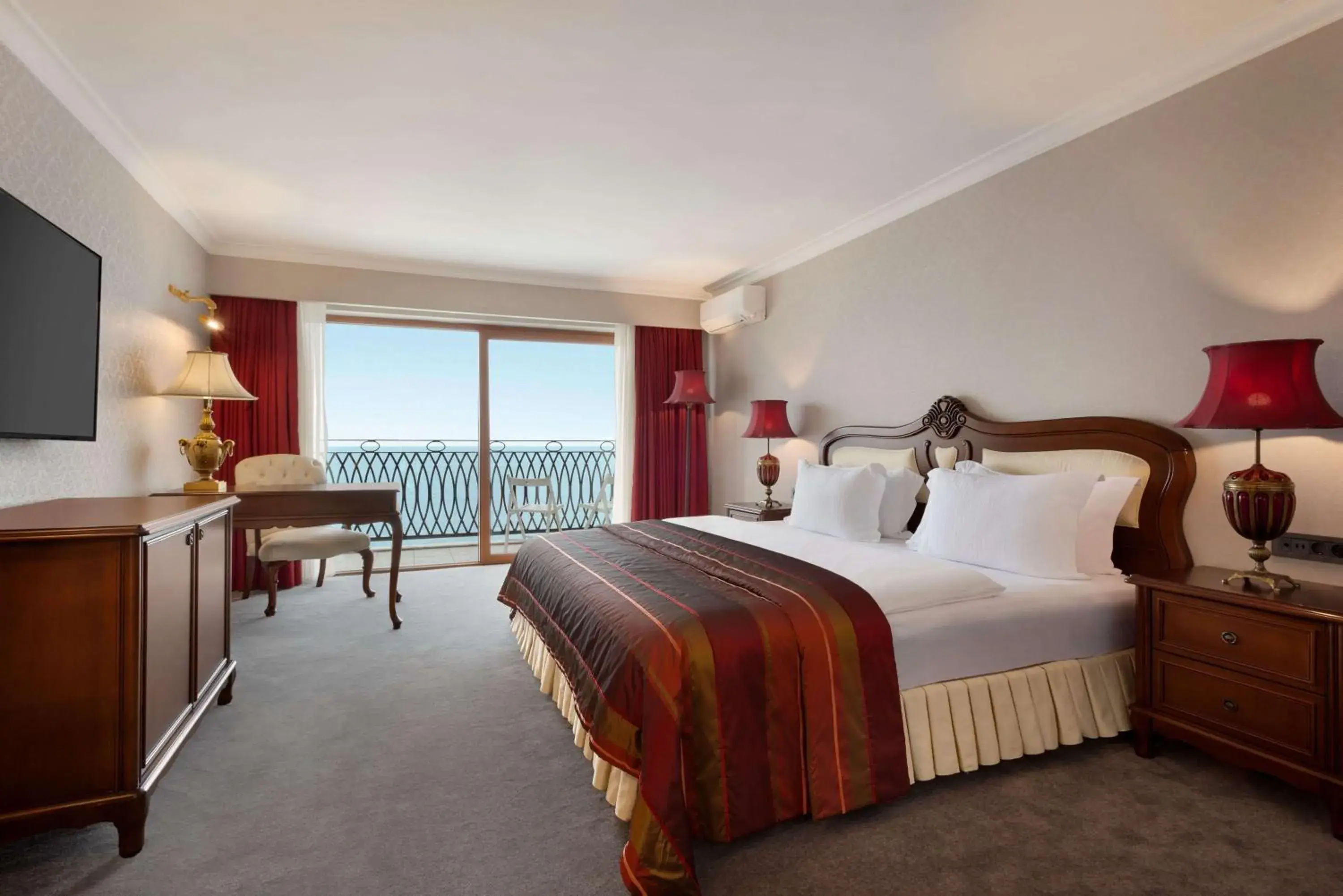 Presidential King Suite with Jacuzzi and Sea View in La Quinta by Wyndham Giresun Presidential King Suite with Jacuzzi and Sea View in La Quinta by Wyndham Giresun
