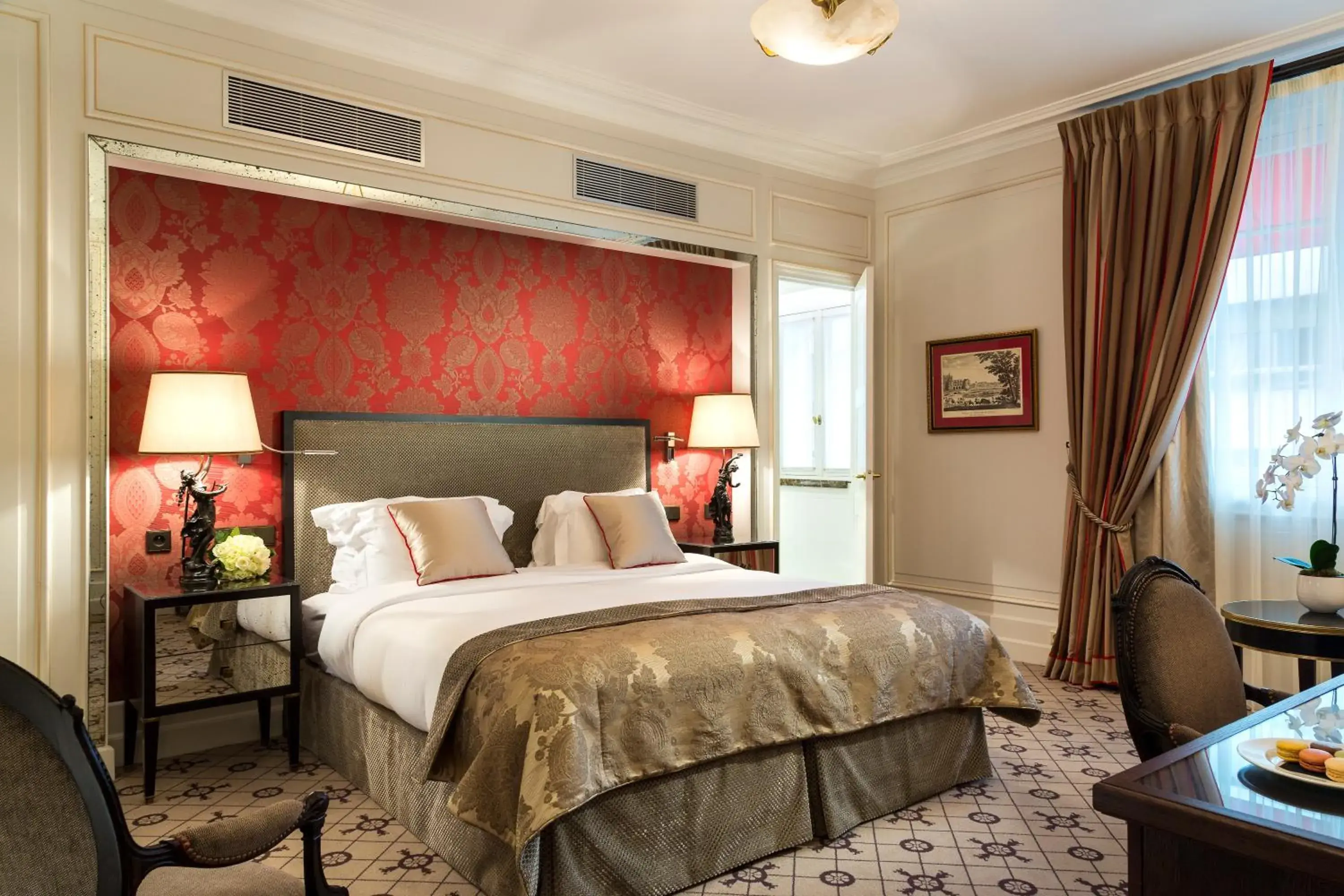 Photo of the whole room, Bed in Hôtel San Régis Photo of the whole room, Bed in Hôtel San Régis