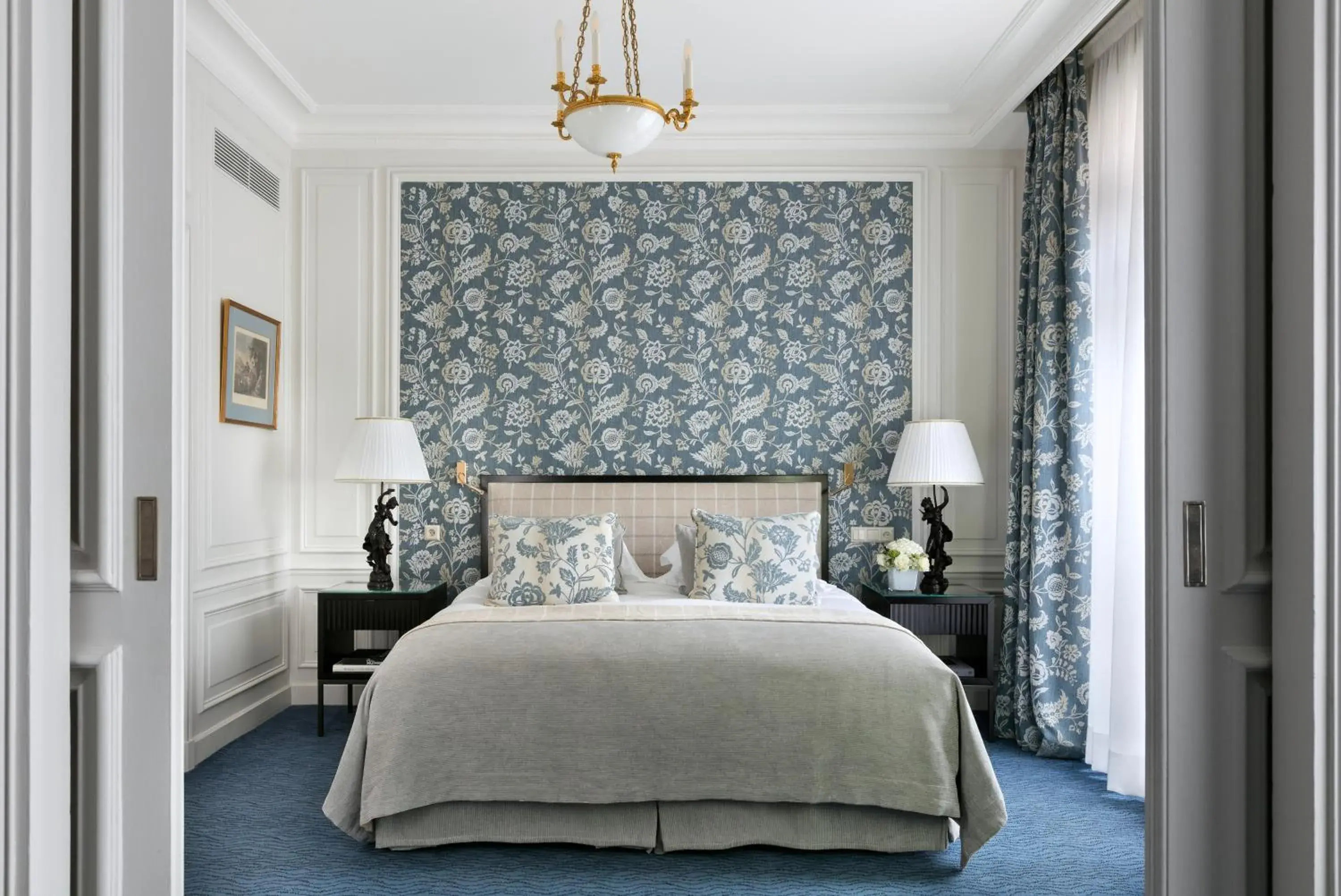 Photo of the whole room, Bed in Hôtel San Régis Photo of the whole room, Bed in Hôtel San Régis