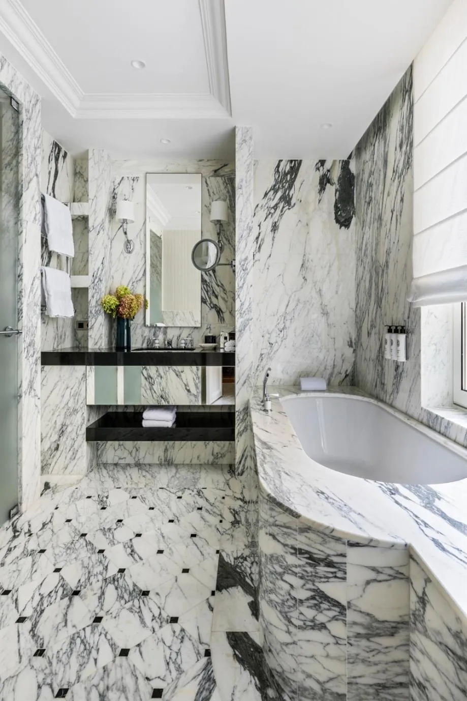 Bathroom in Hôtel San Régis