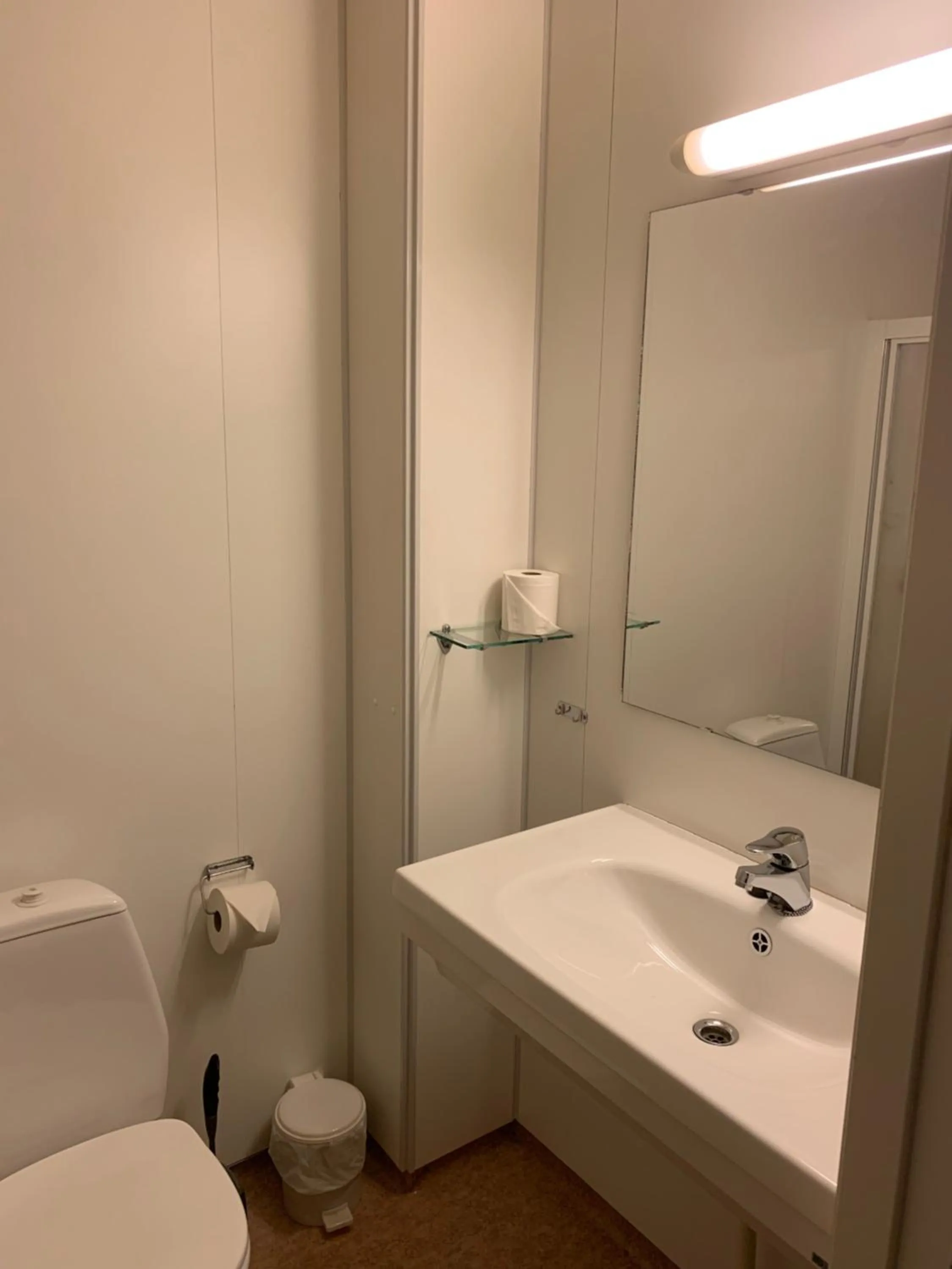 Shower in Narvik Budget Rooms
