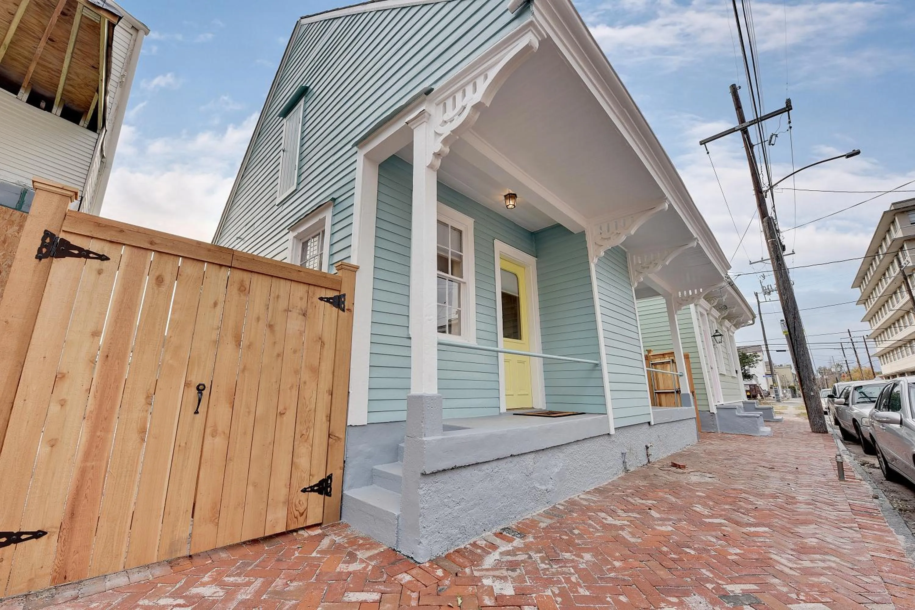 Facade/entrance in New Orleans Cottage