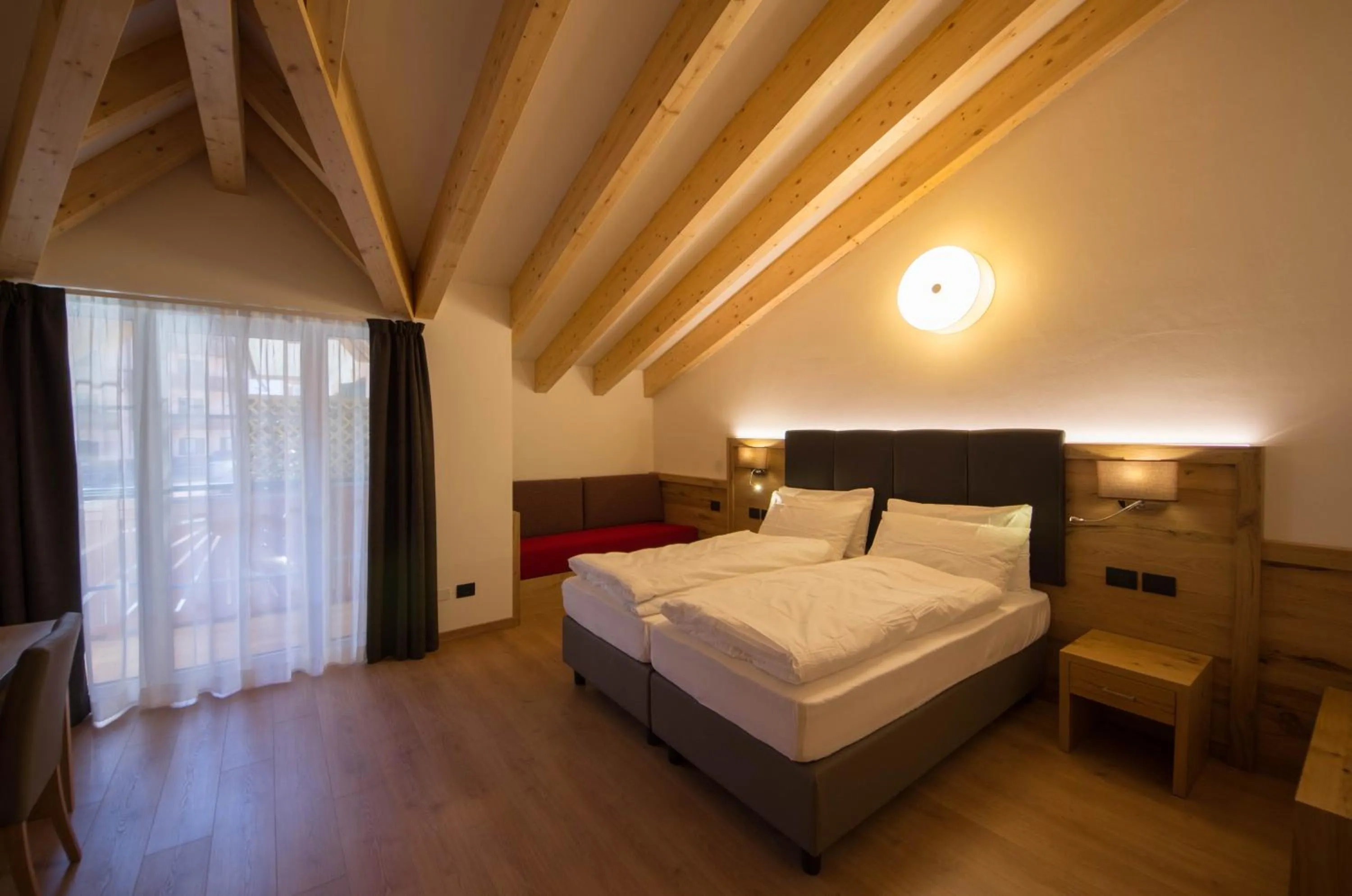 Photo of the whole room, Bed in Residence Meridiana