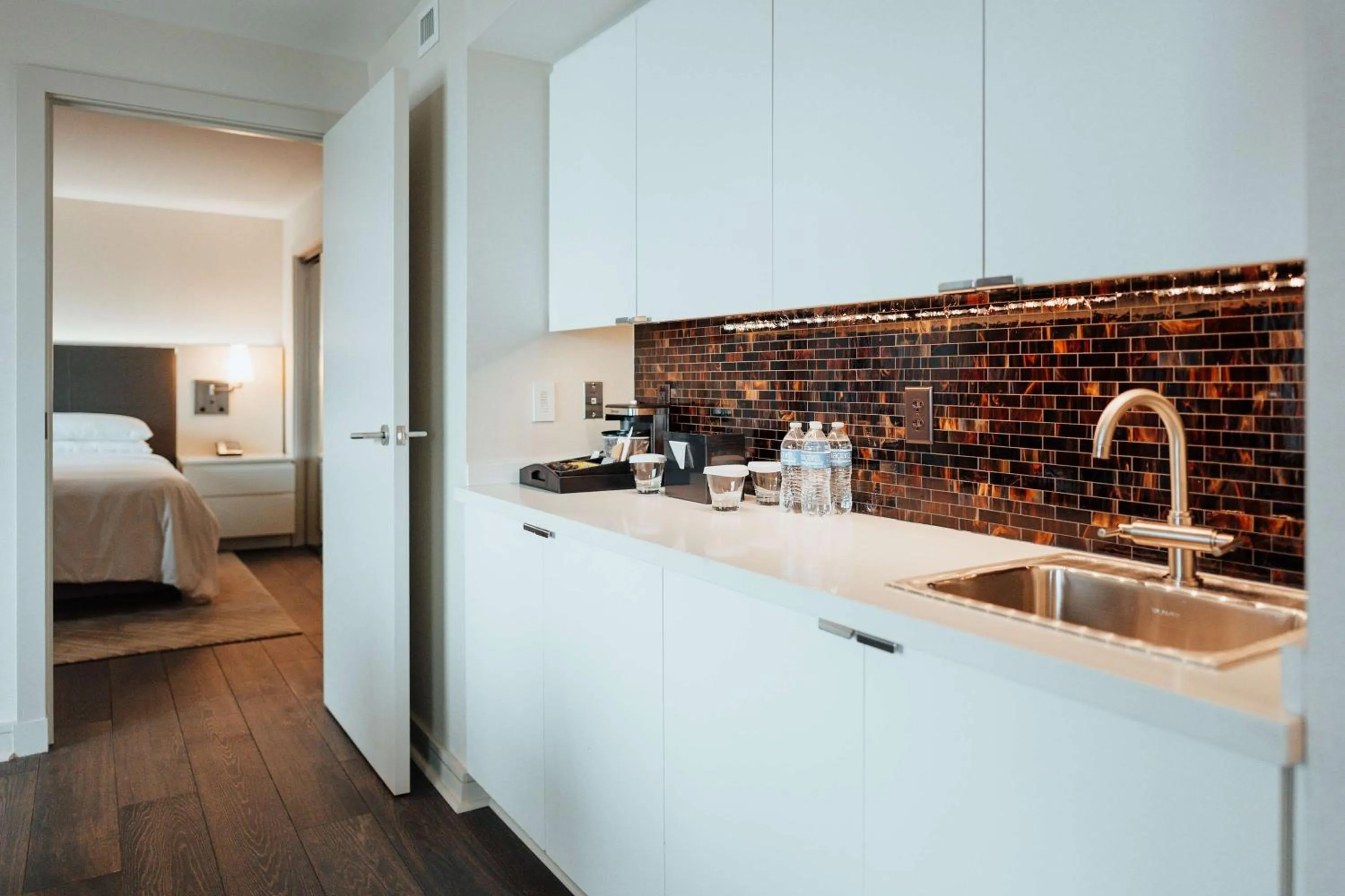 Kitchen or kitchenette, Bed in Hilton Columbus Downtown