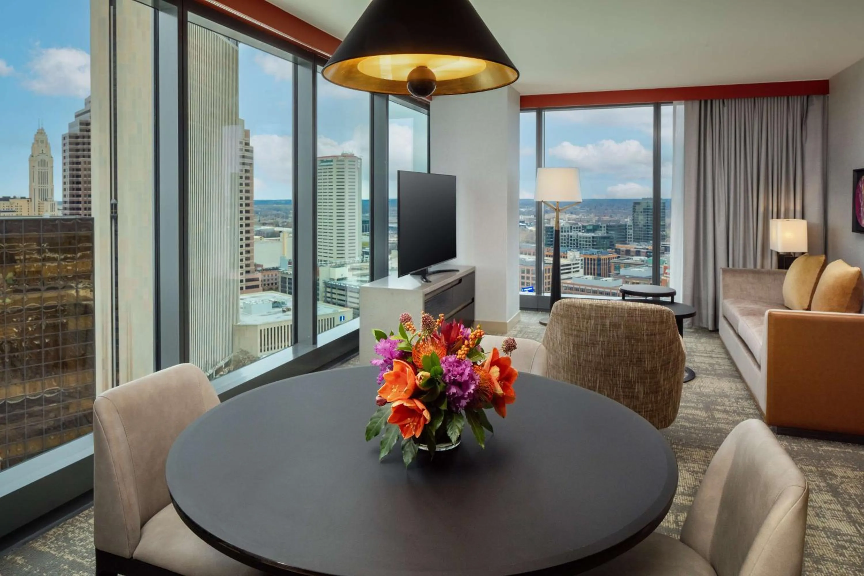 Living room in Hilton Columbus Downtown