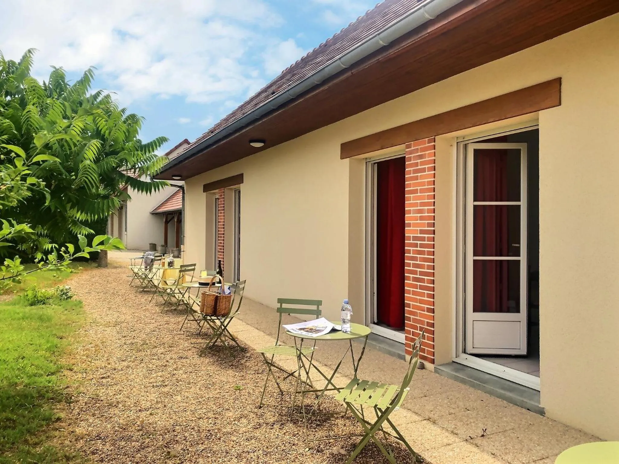 Patio in Logis Hôtel du Château
