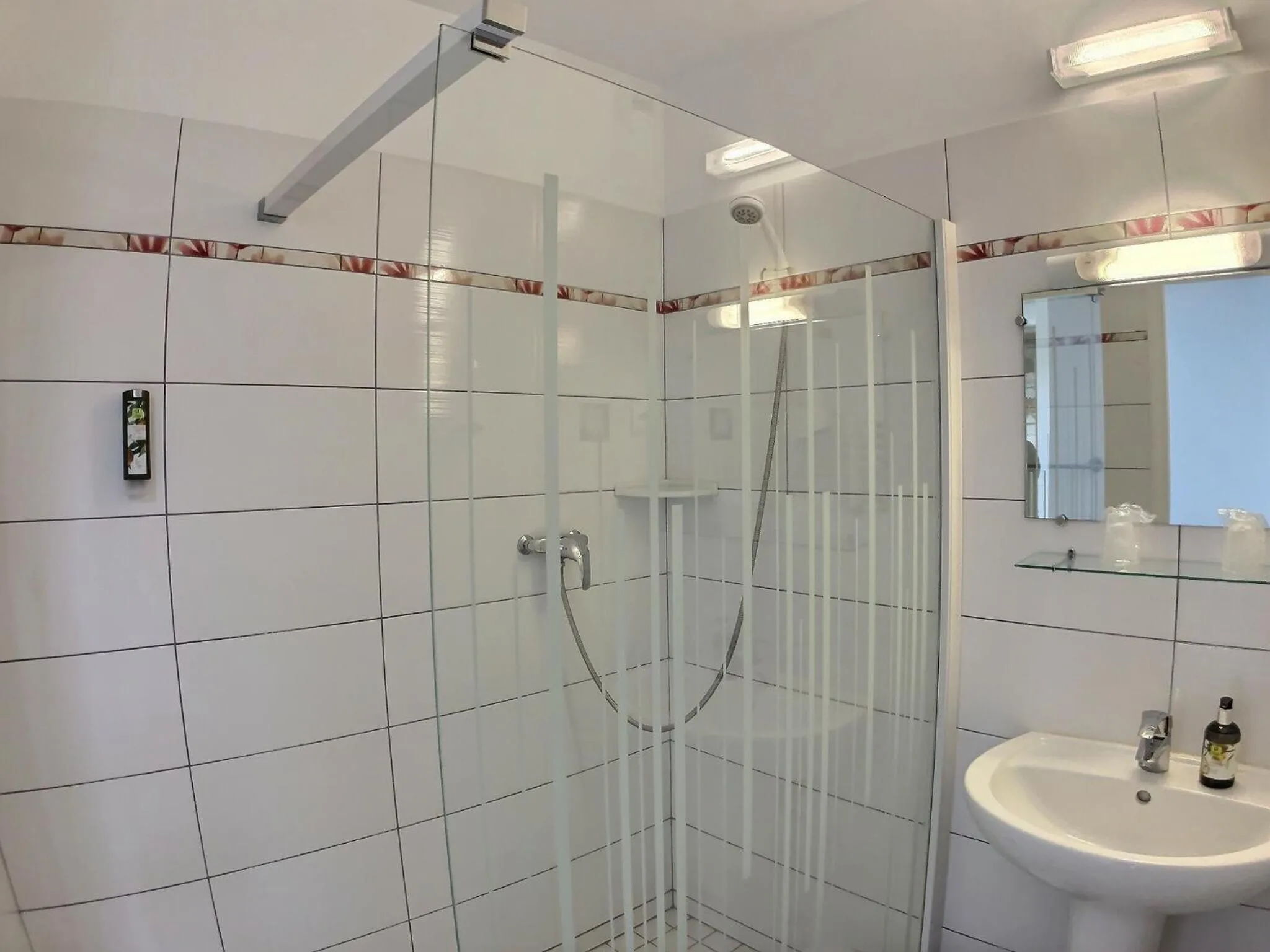 Shower in Logis Hôtel du Château