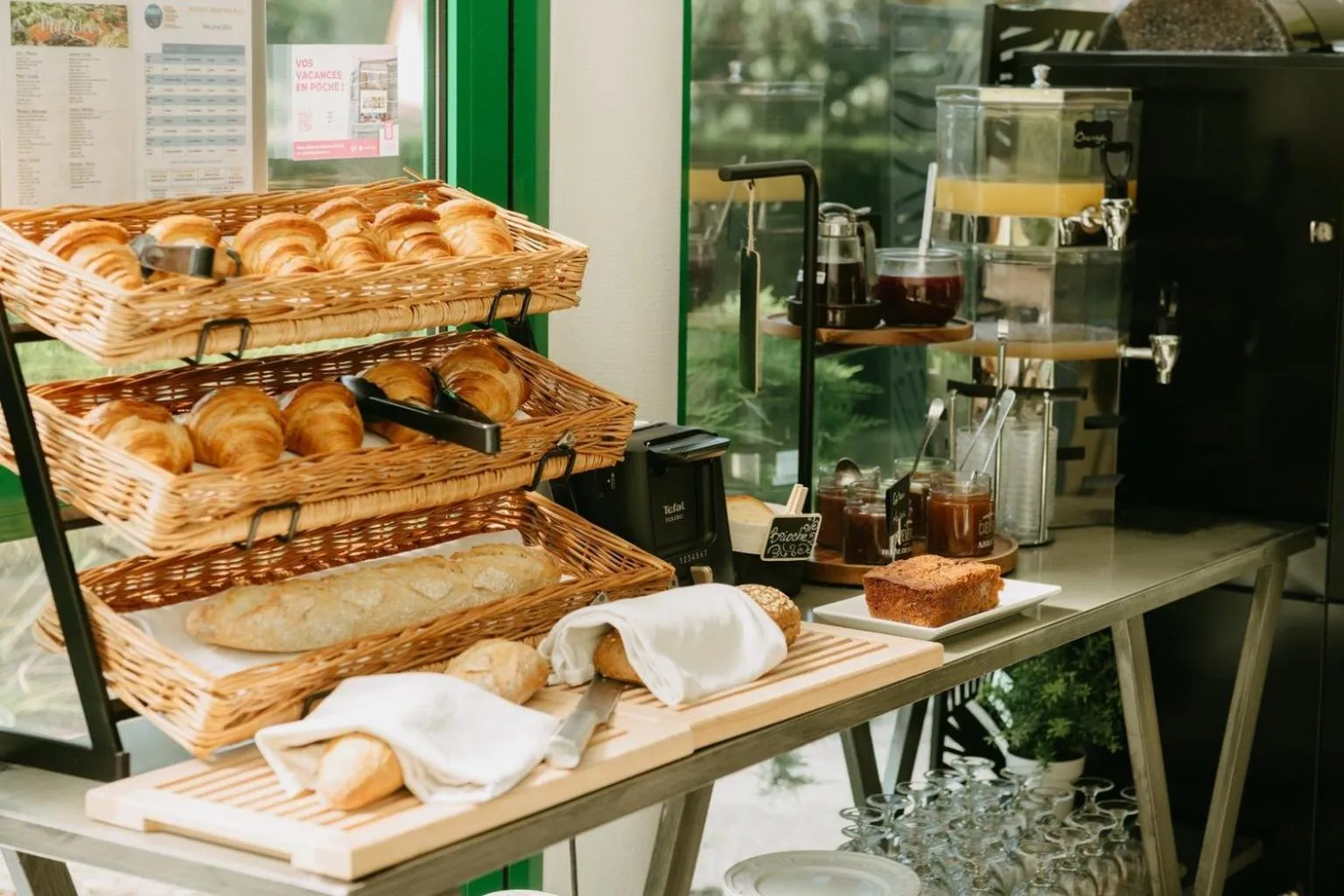 Buffet breakfast in Logis Hôtel du Château