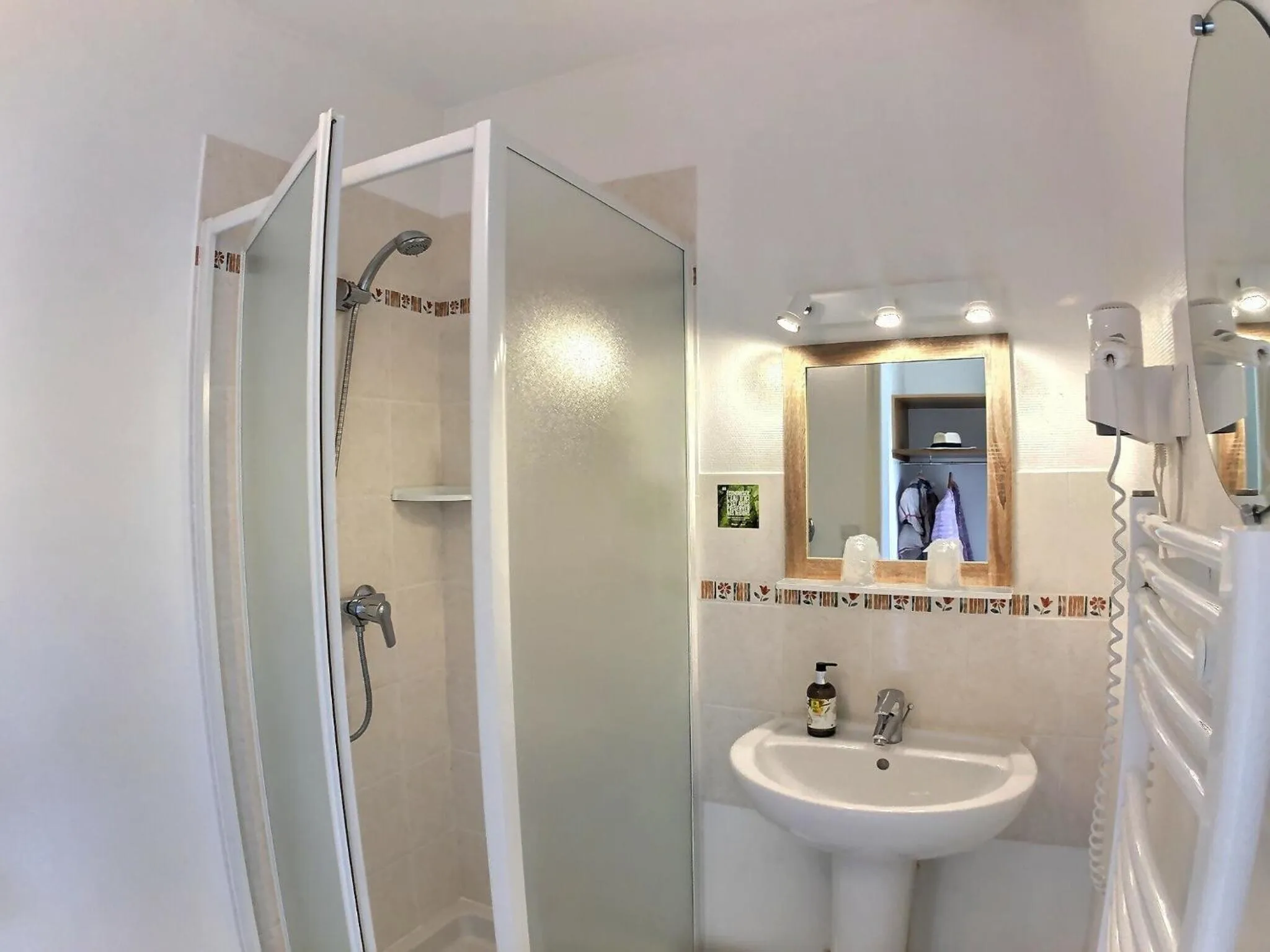 Shower in Logis Hôtel du Château