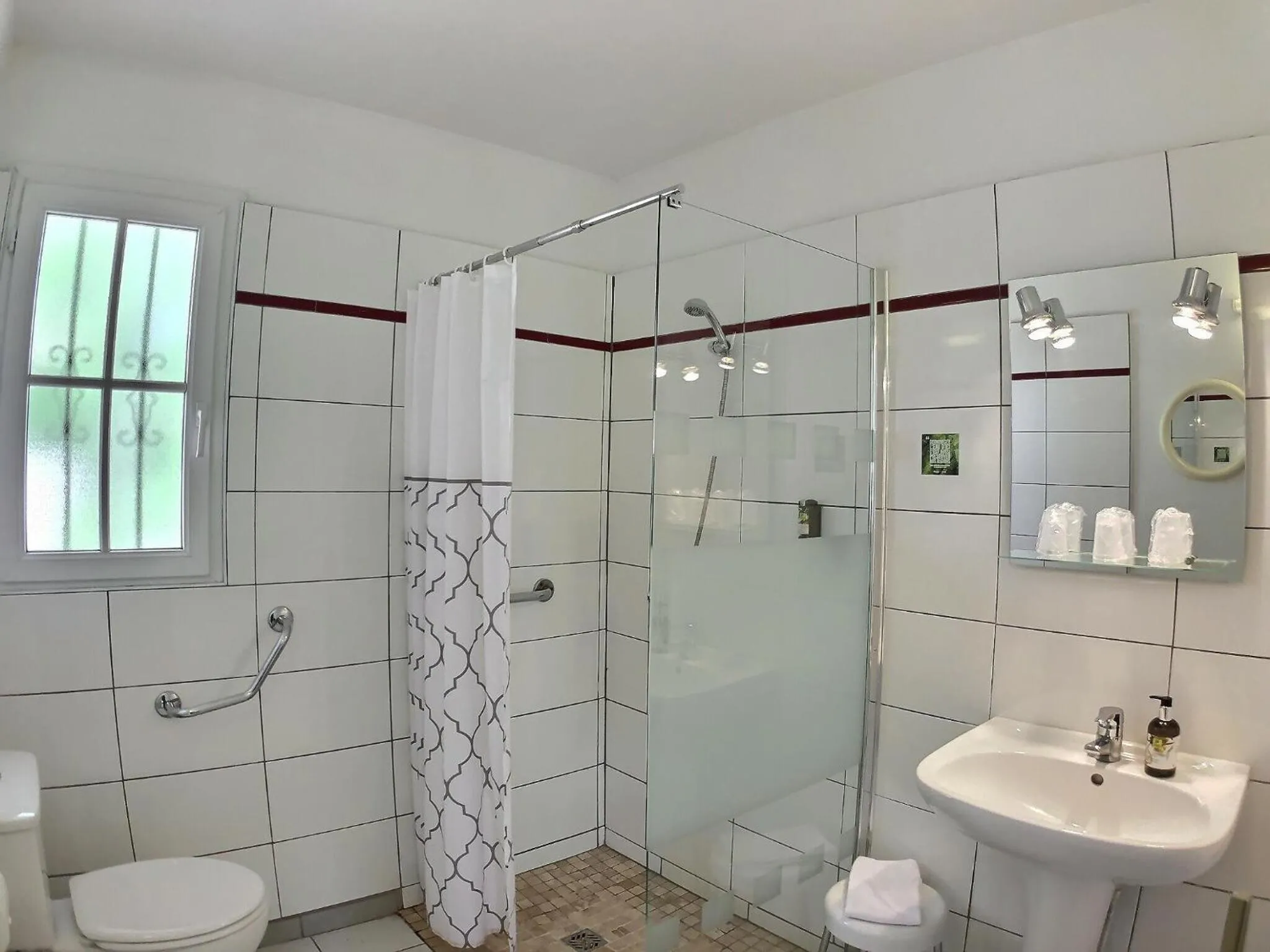 Shower in Logis Hôtel du Château