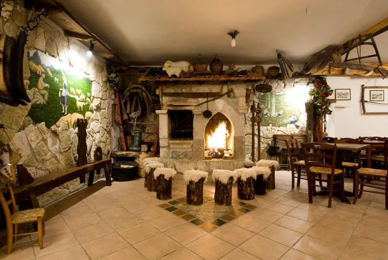 Communal lounge/ TV room in LH Albergo il Paradiso