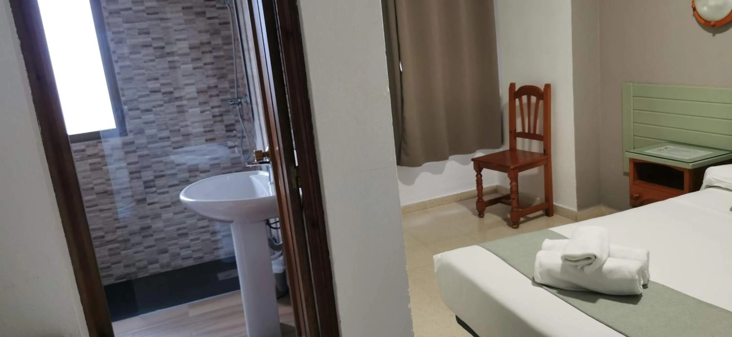 Shower, Bed in Hotel Costa Andaluza