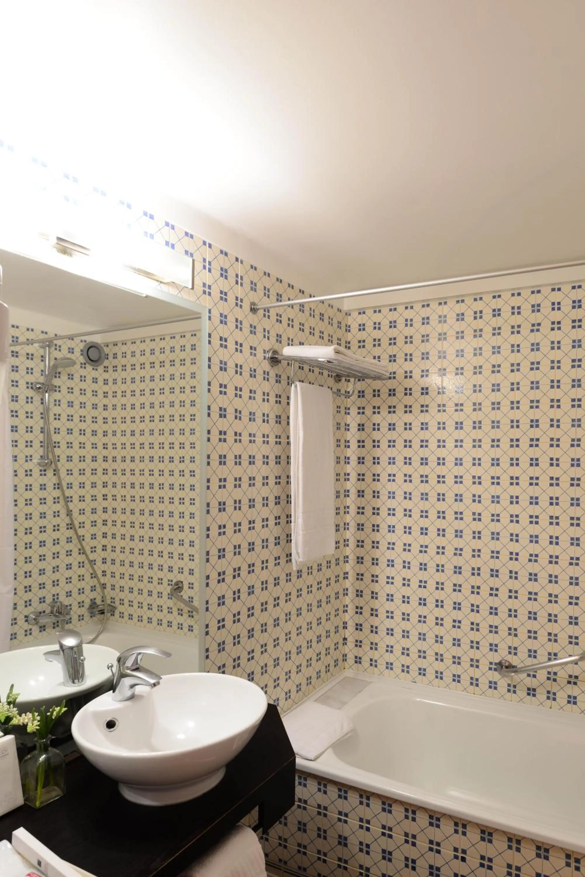 Bathroom in Hotel Dom Nuno