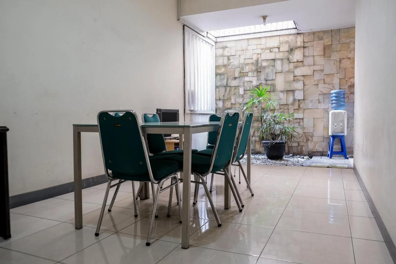 Area and facilities in RedDoorz near Supermall Karawaci 2