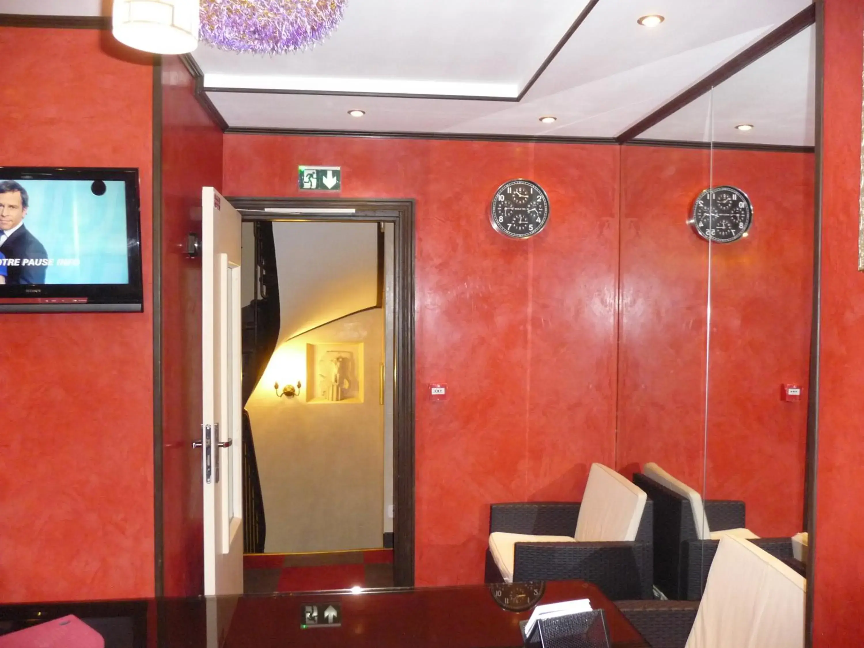 Lobby or reception in Hôtel des Buttes Chaumont Lobby or reception in Hôtel des Buttes Chaumont