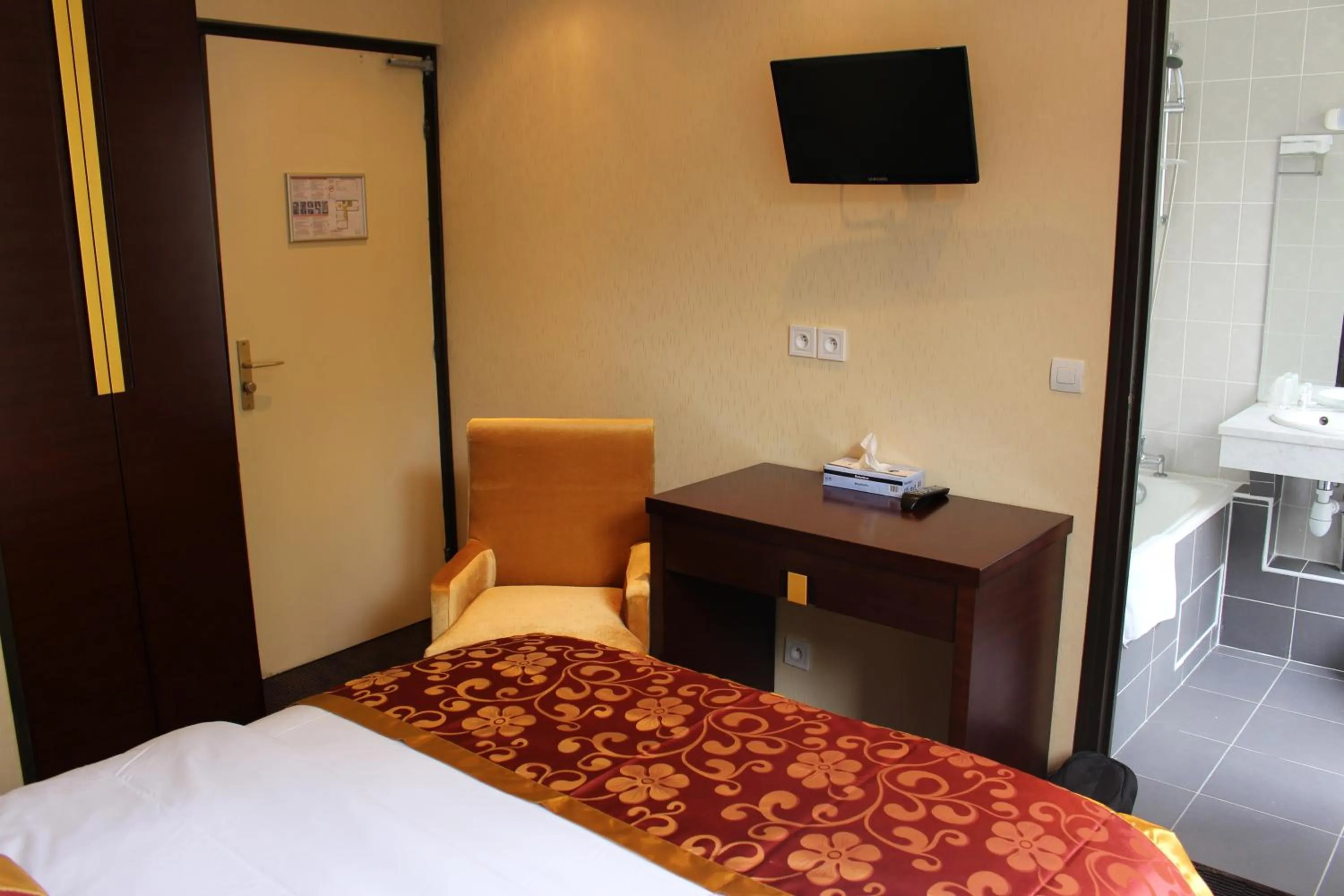 Bed in Hôtel des Buttes Chaumont