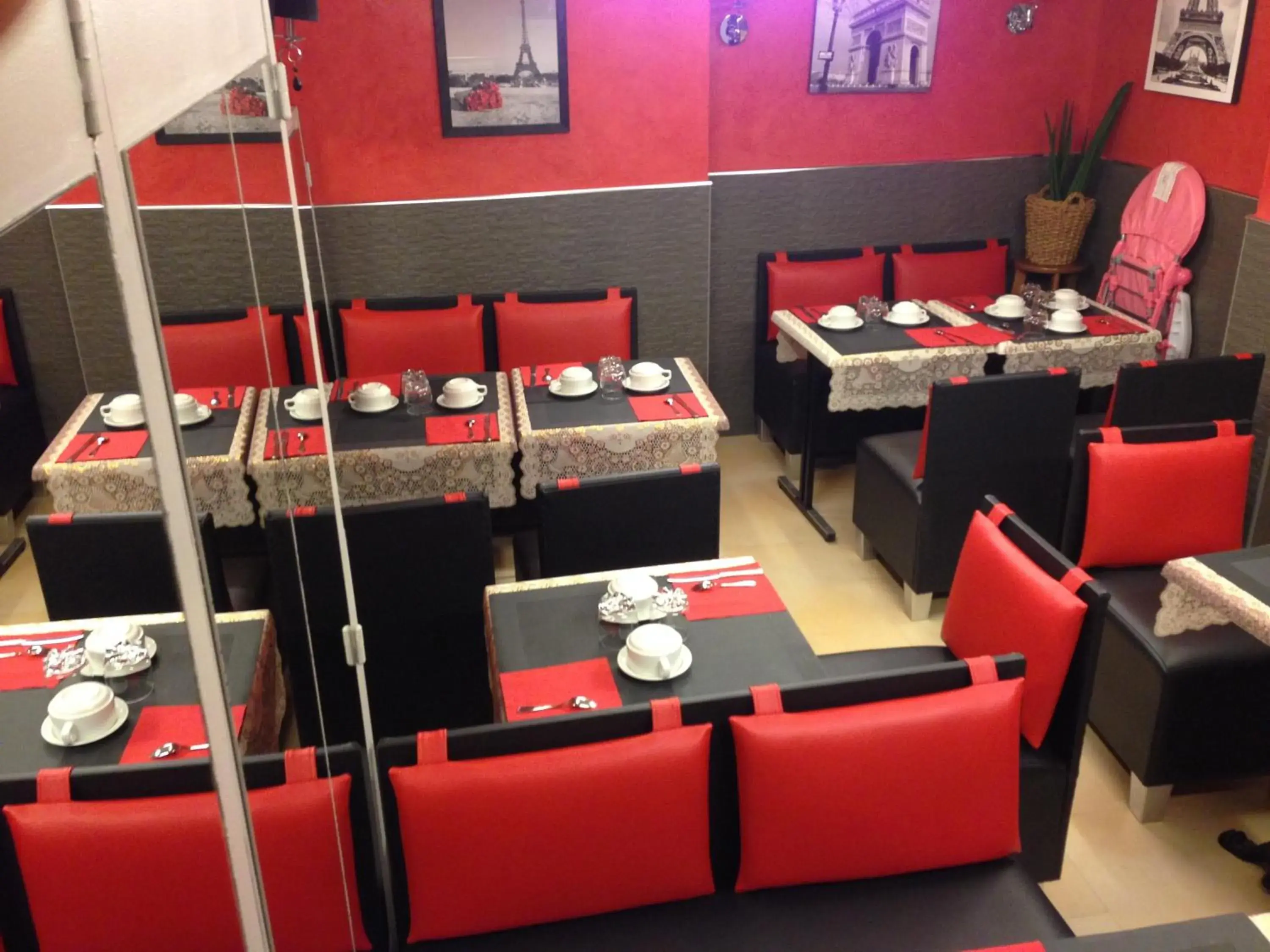 Restaurant/places to eat in Hôtel des Buttes Chaumont Restaurant/places to eat in Hôtel des Buttes Chaumont