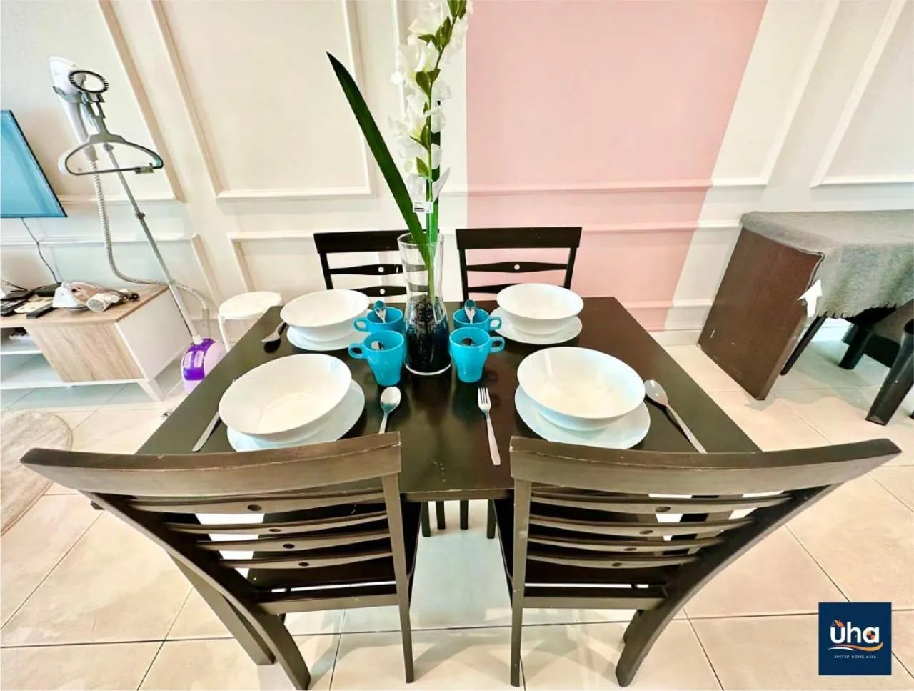 Dining area in Akademik Suite by RR JBcity