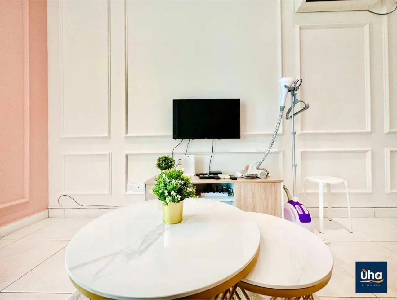 Communal lounge/ TV room in Akademik Suite by RR JBcity