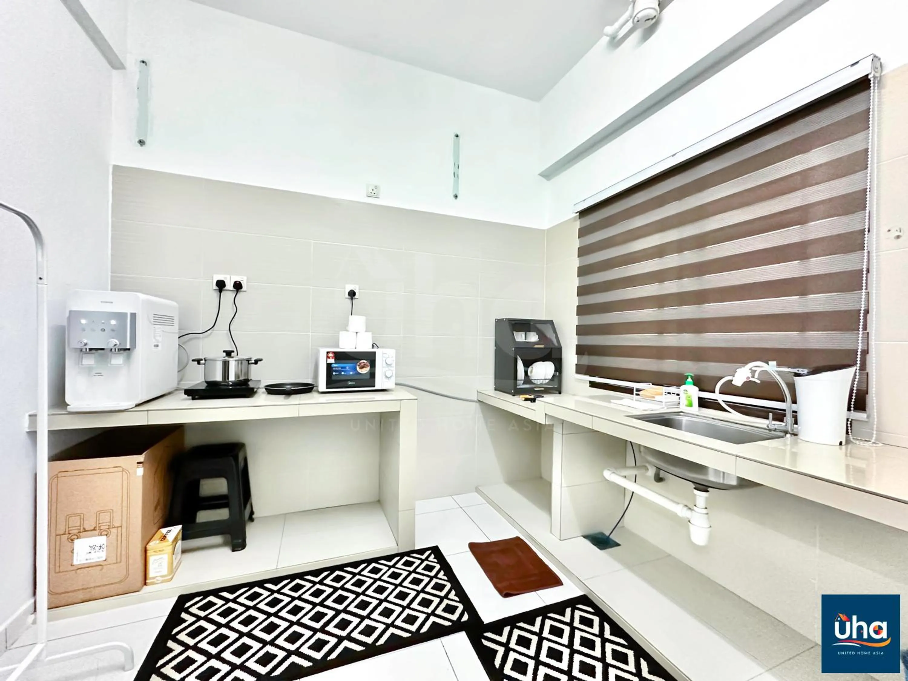 Kitchen or kitchenette in Akademik Suite by RR JBcity