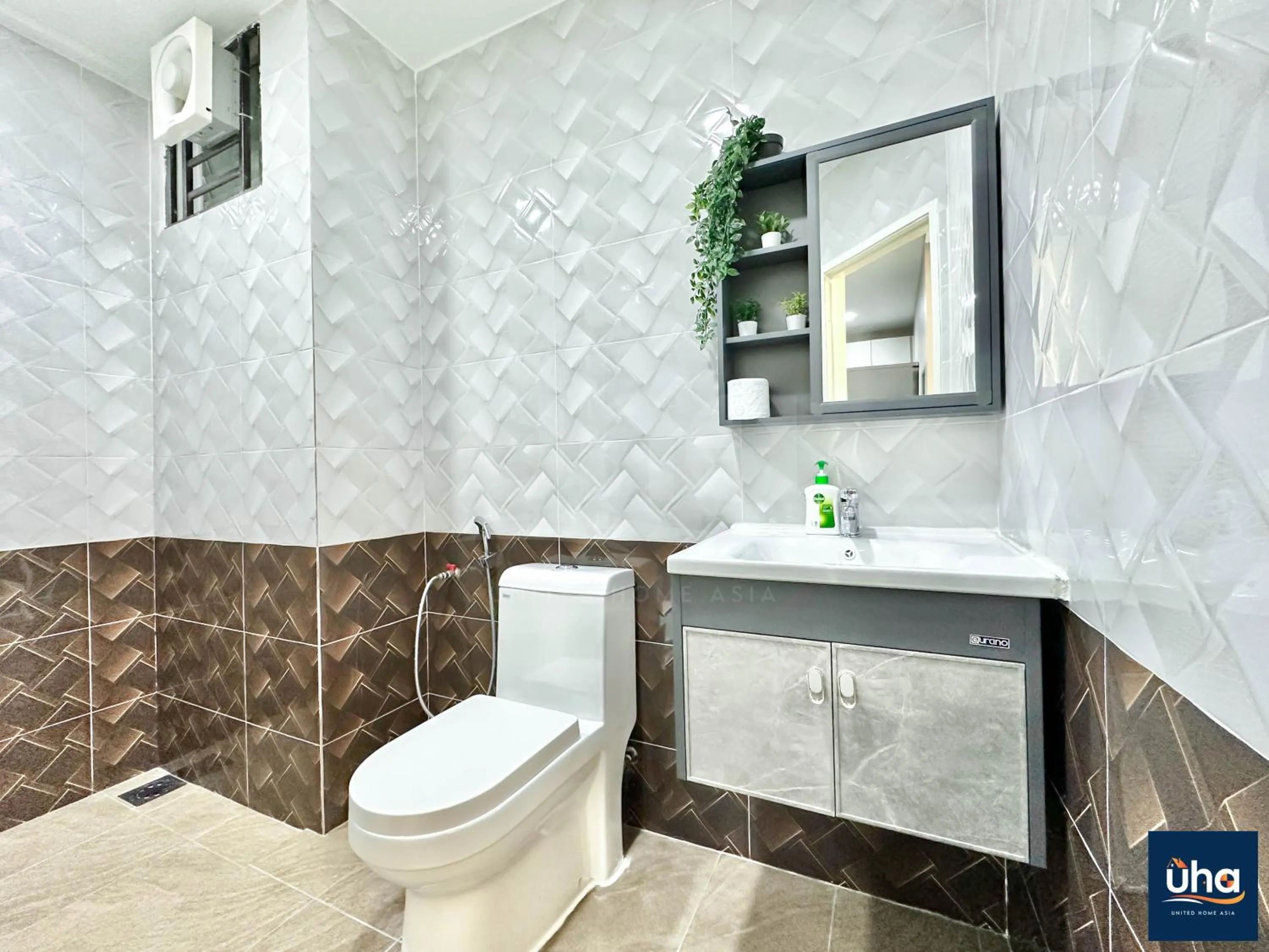 Shower in Akademik Suite by RR JBcity