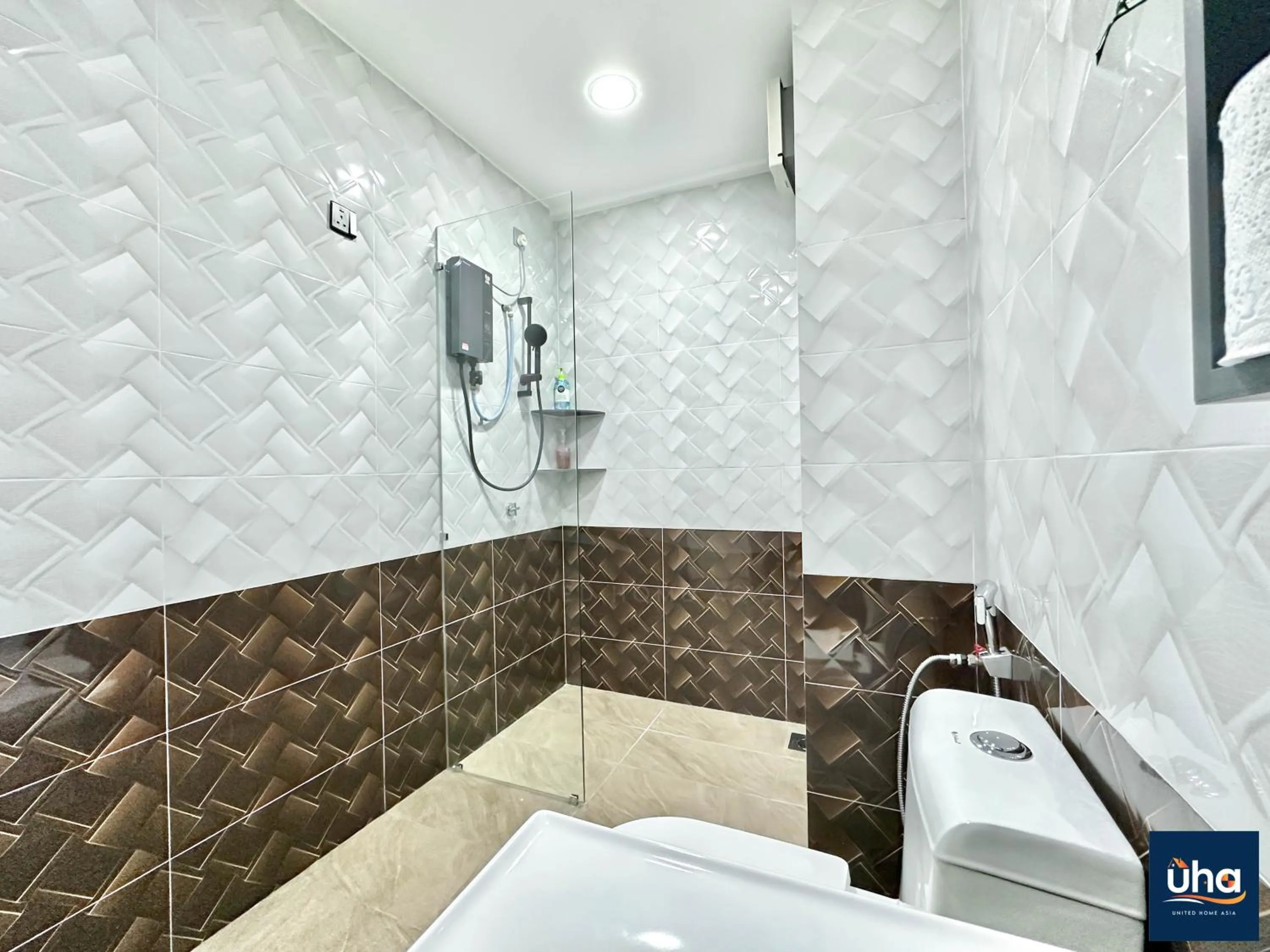 Shower in Akademik Suite by RR JBcity