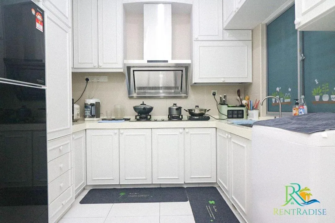 Kitchen or kitchenette in Akademik Suite by RR JBcity