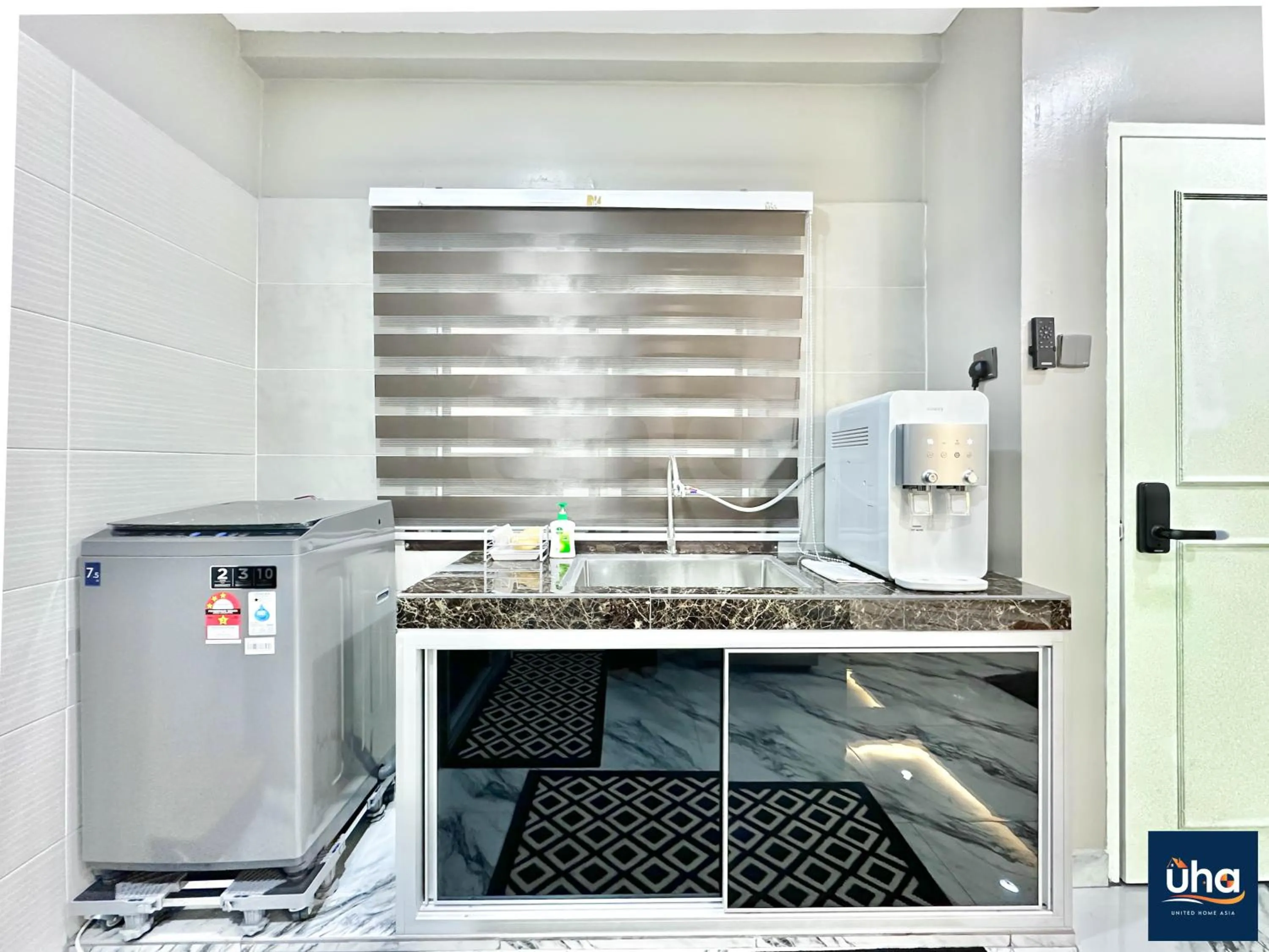 Kitchen or kitchenette in Akademik Suite by RR JBcity