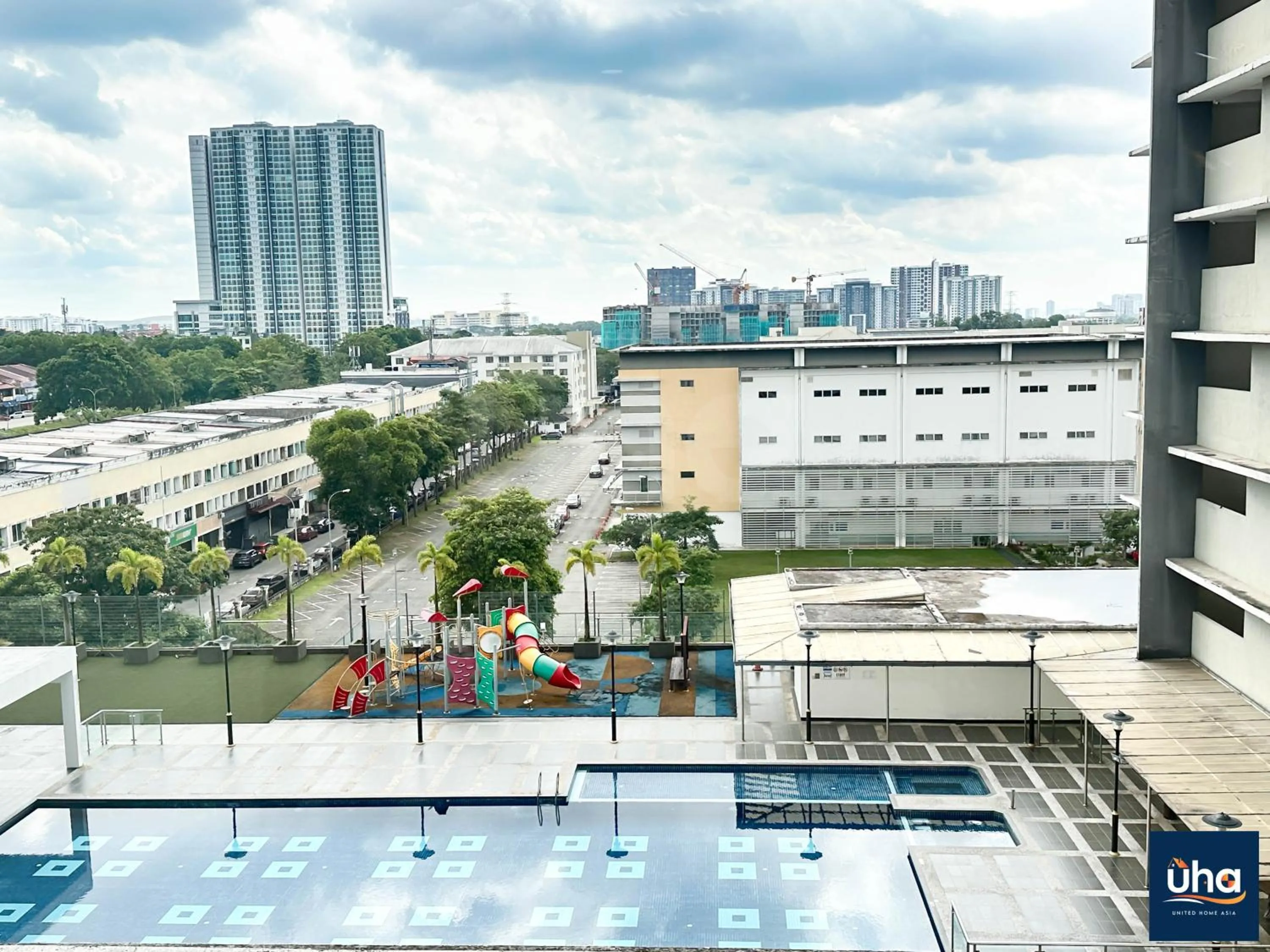 Swimming pool in Akademik Suite by RR JBcity