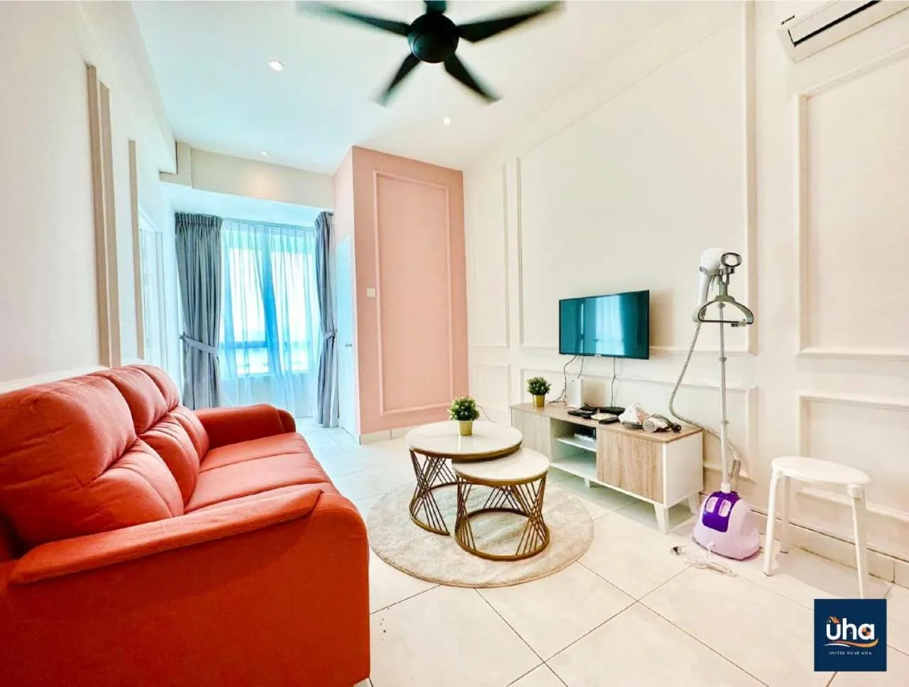 Communal lounge/ TV room in Akademik Suite by RR JBcity