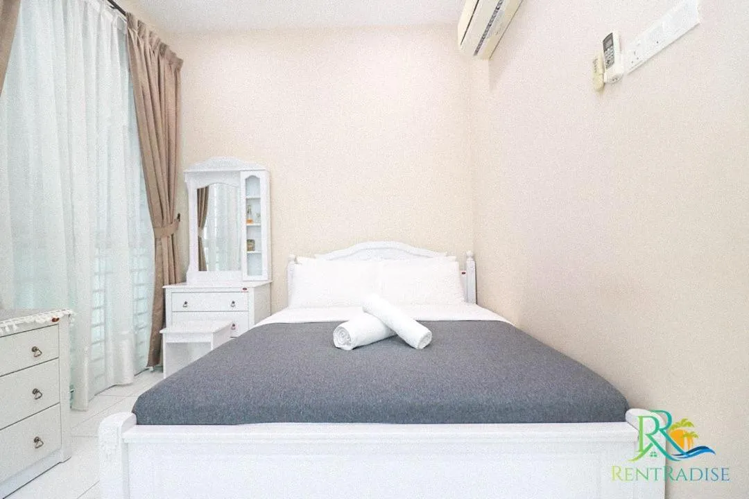 Photo of the whole room, Bed in Akademik Suite by RR JBcity