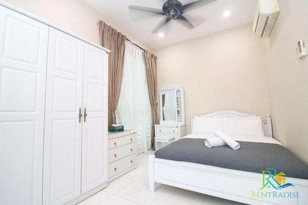 Photo of the whole room, Bed in Akademik Suite by RR JBcity