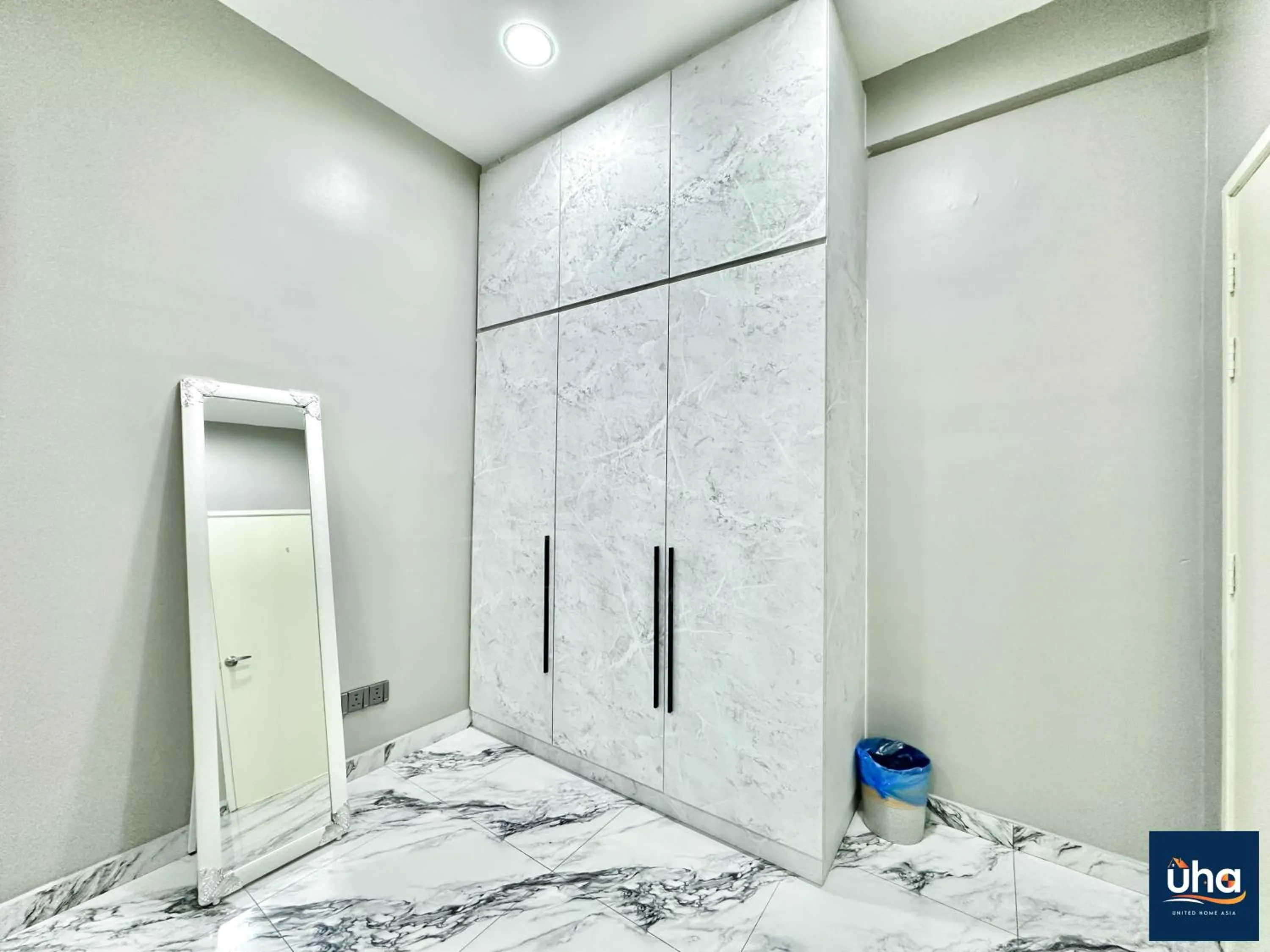 wardrobe in Akademik Suite by RR JBcity