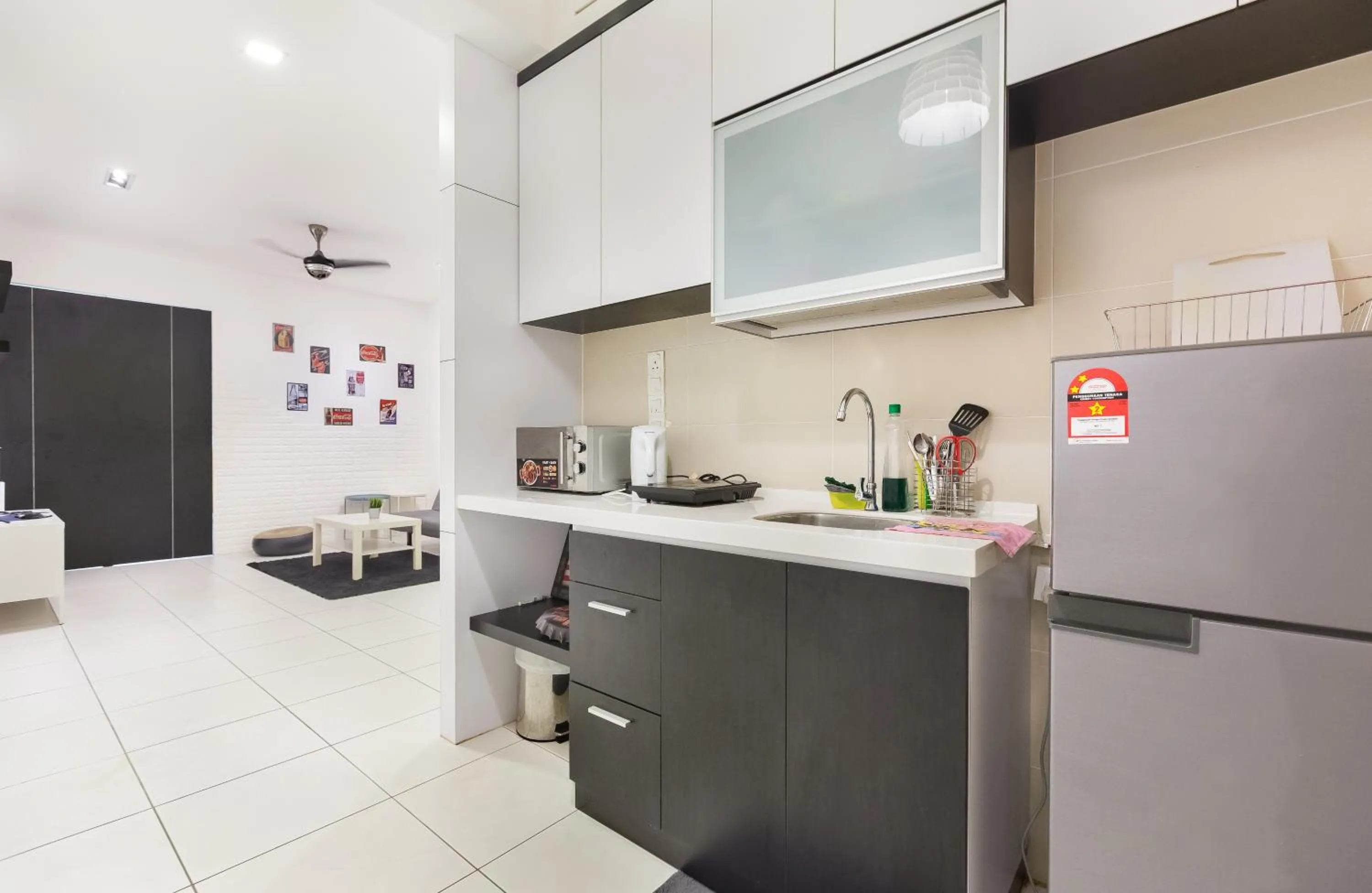 Kitchen or kitchenette in Akademik Suite by RR JBcity