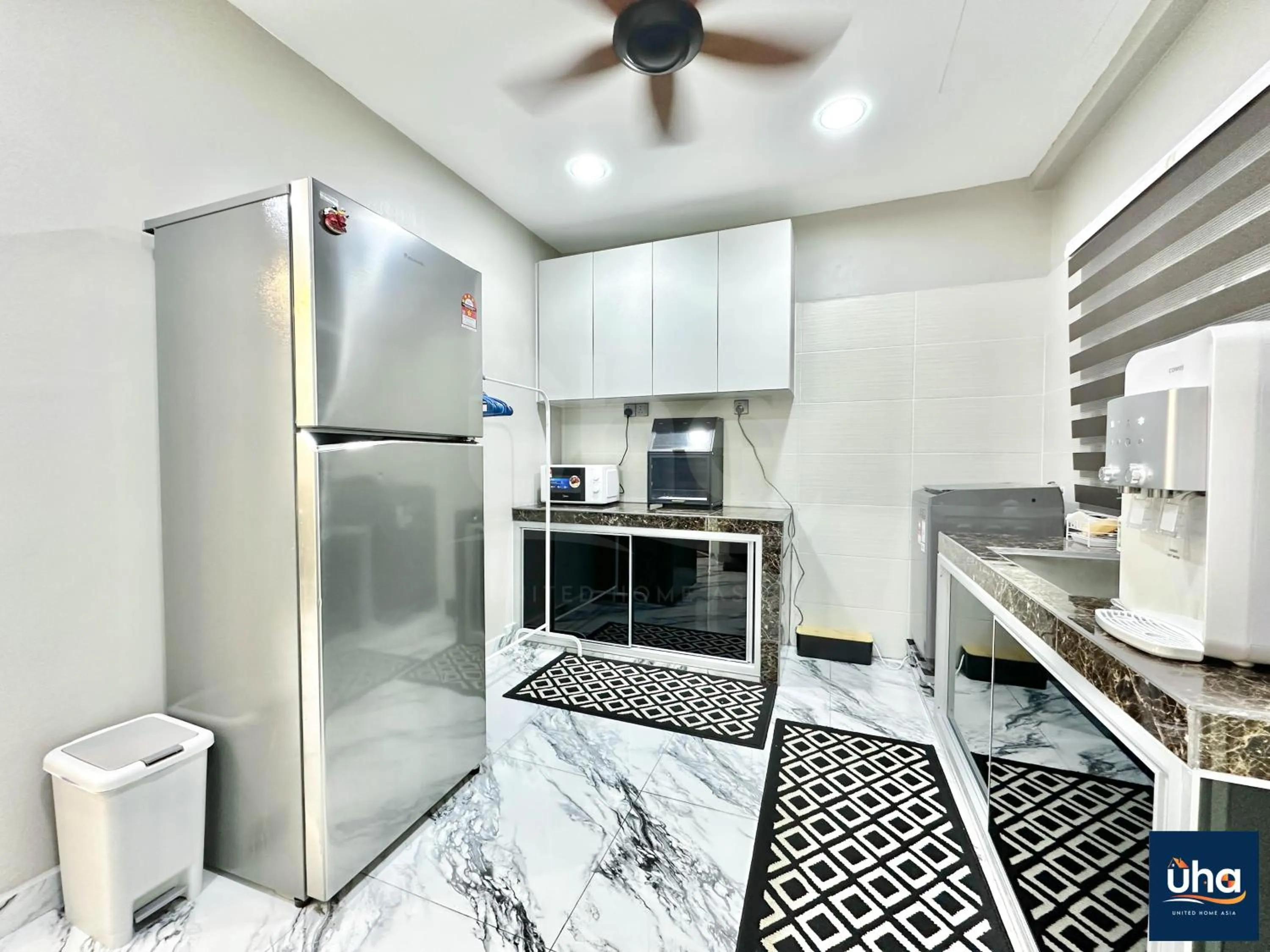 Kitchen or kitchenette in Akademik Suite by RR JBcity