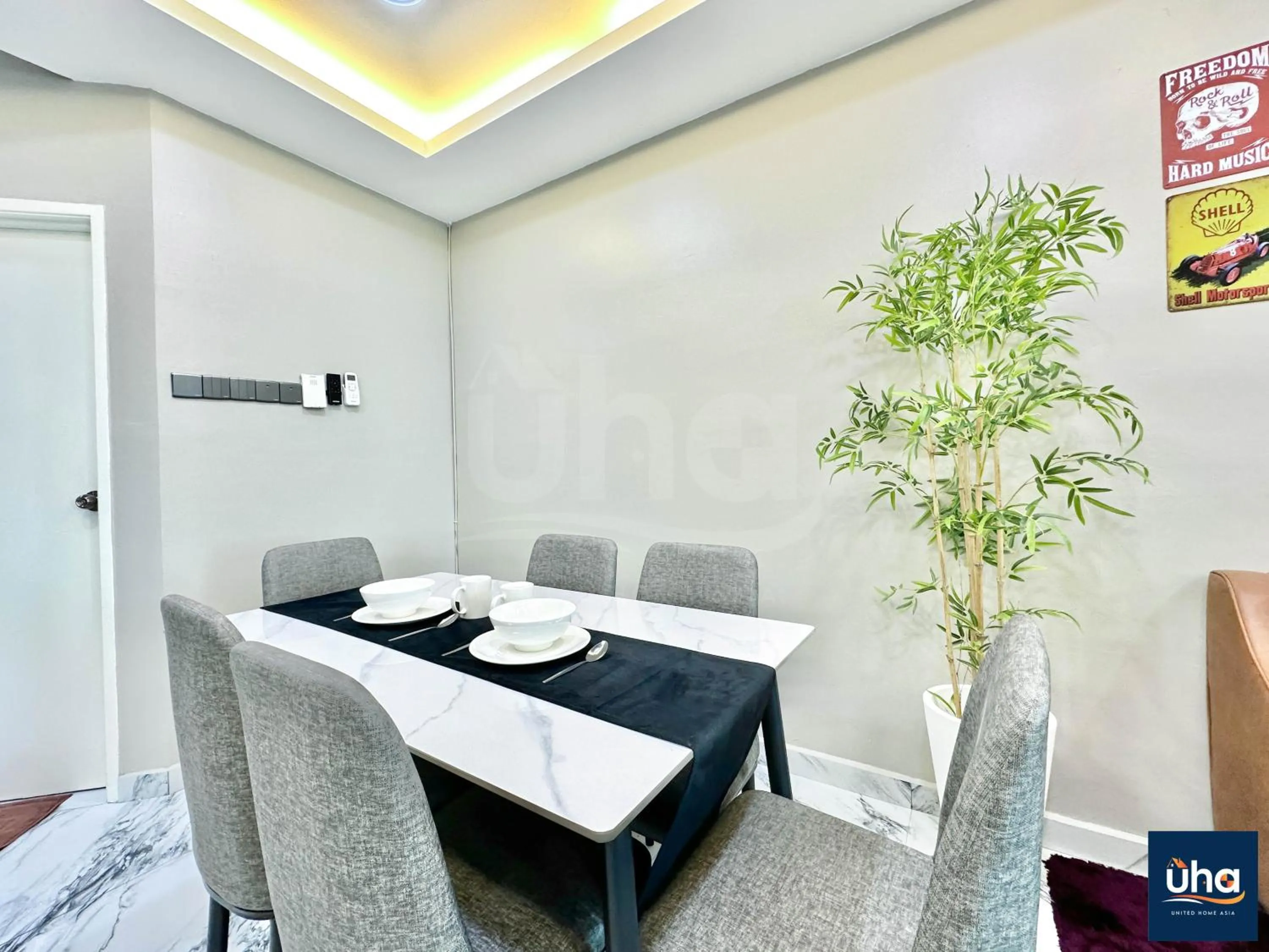 Dining area in Akademik Suite by RR JBcity