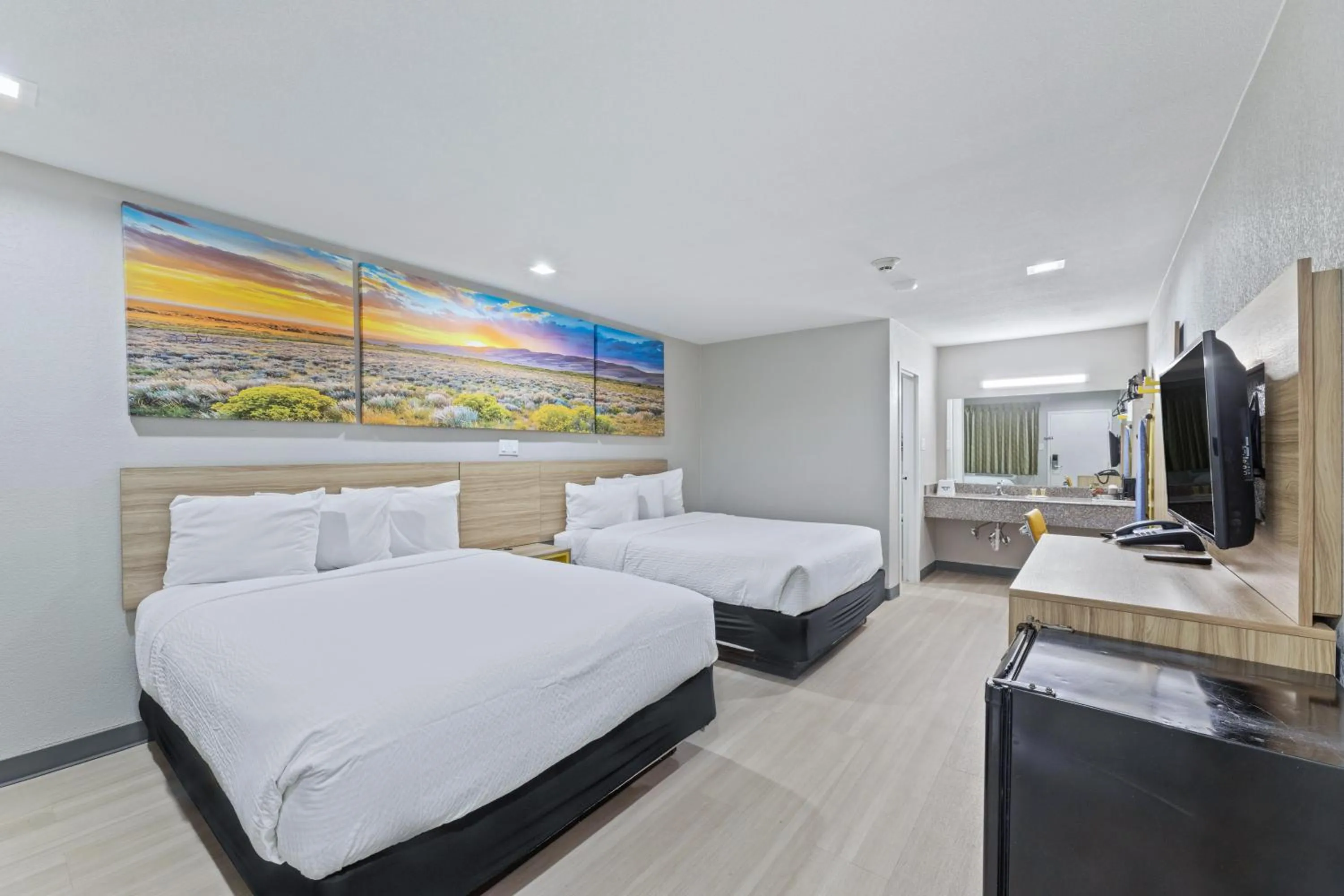 Photo of the whole room, Bed in Days Inn by Wyndham McKinney