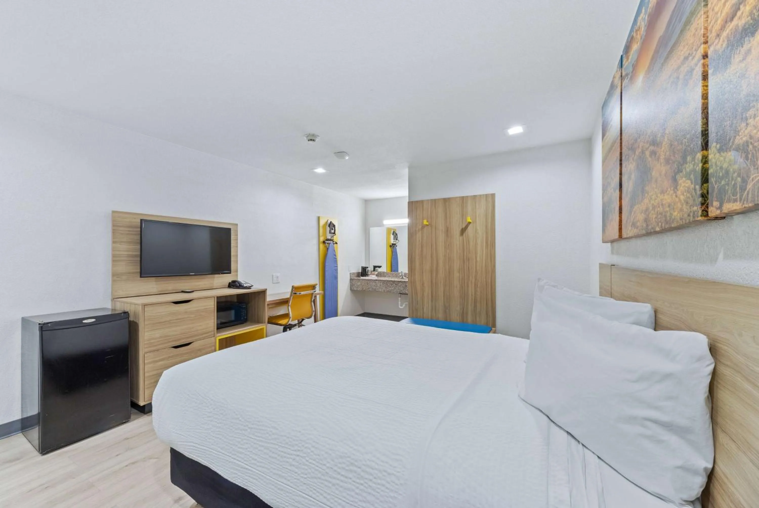 Photo of the whole room, Bed in Days Inn by Wyndham McKinney