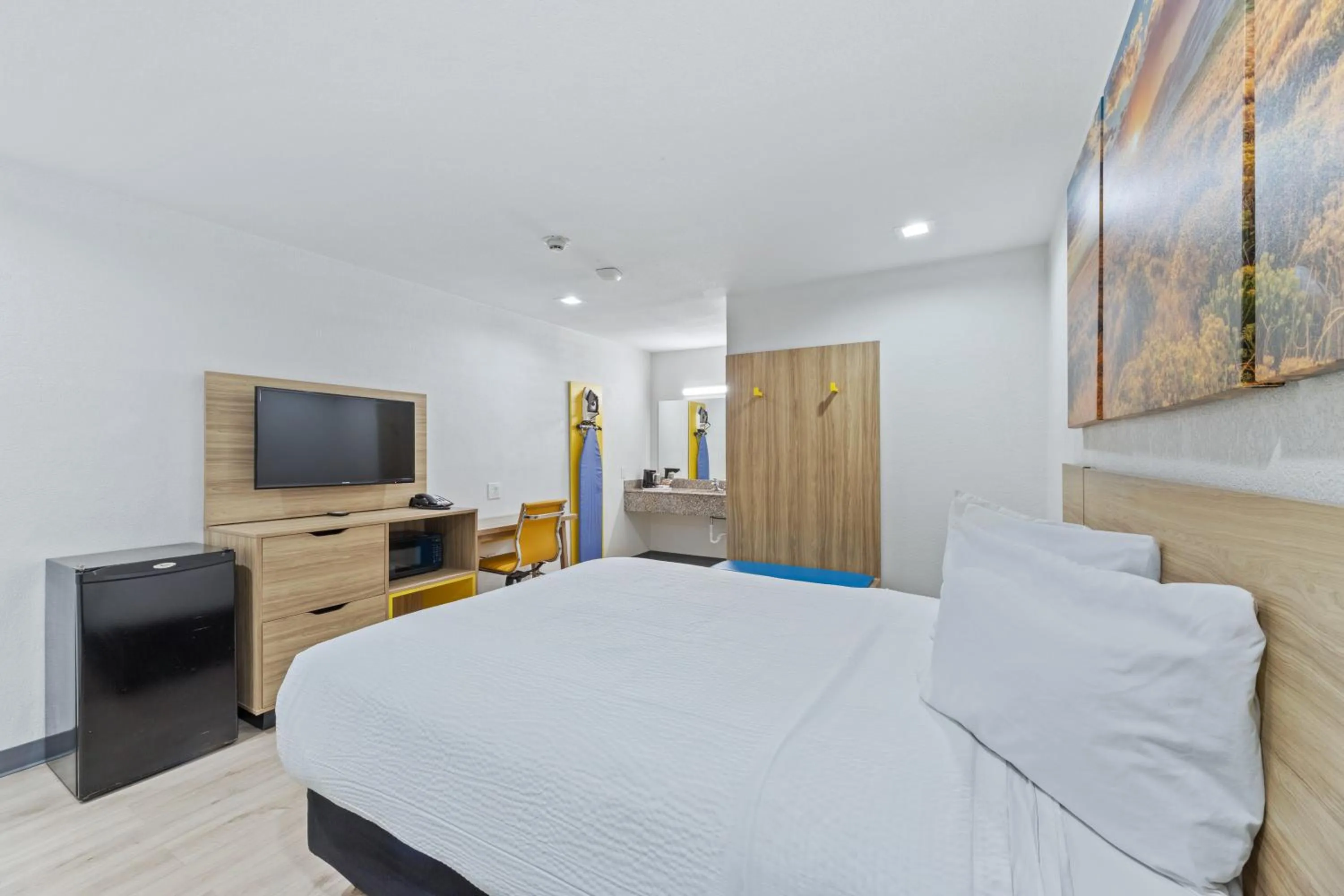 Photo of the whole room, Bed in Days Inn by Wyndham McKinney