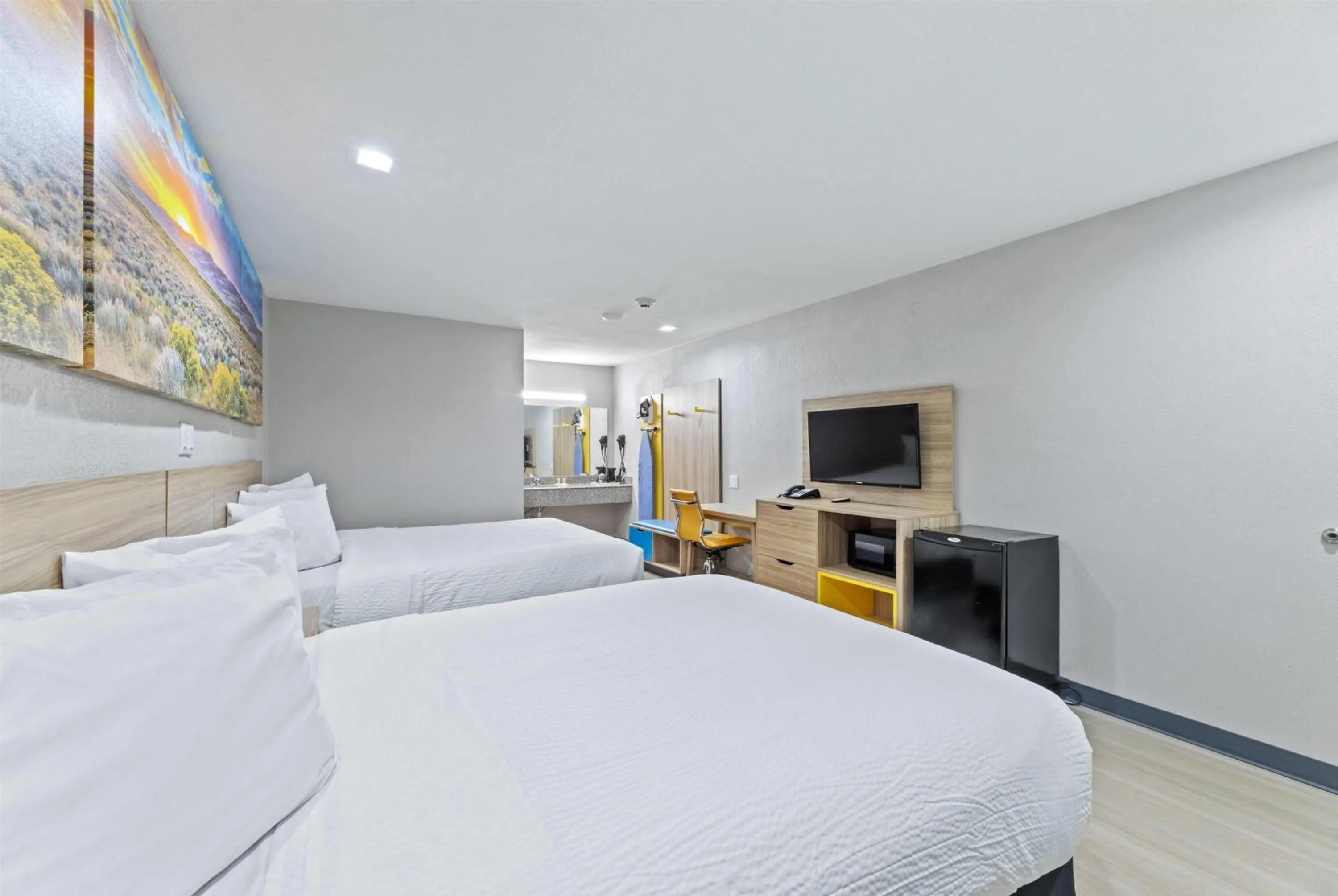 Photo of the whole room, Bed in Days Inn by Wyndham McKinney