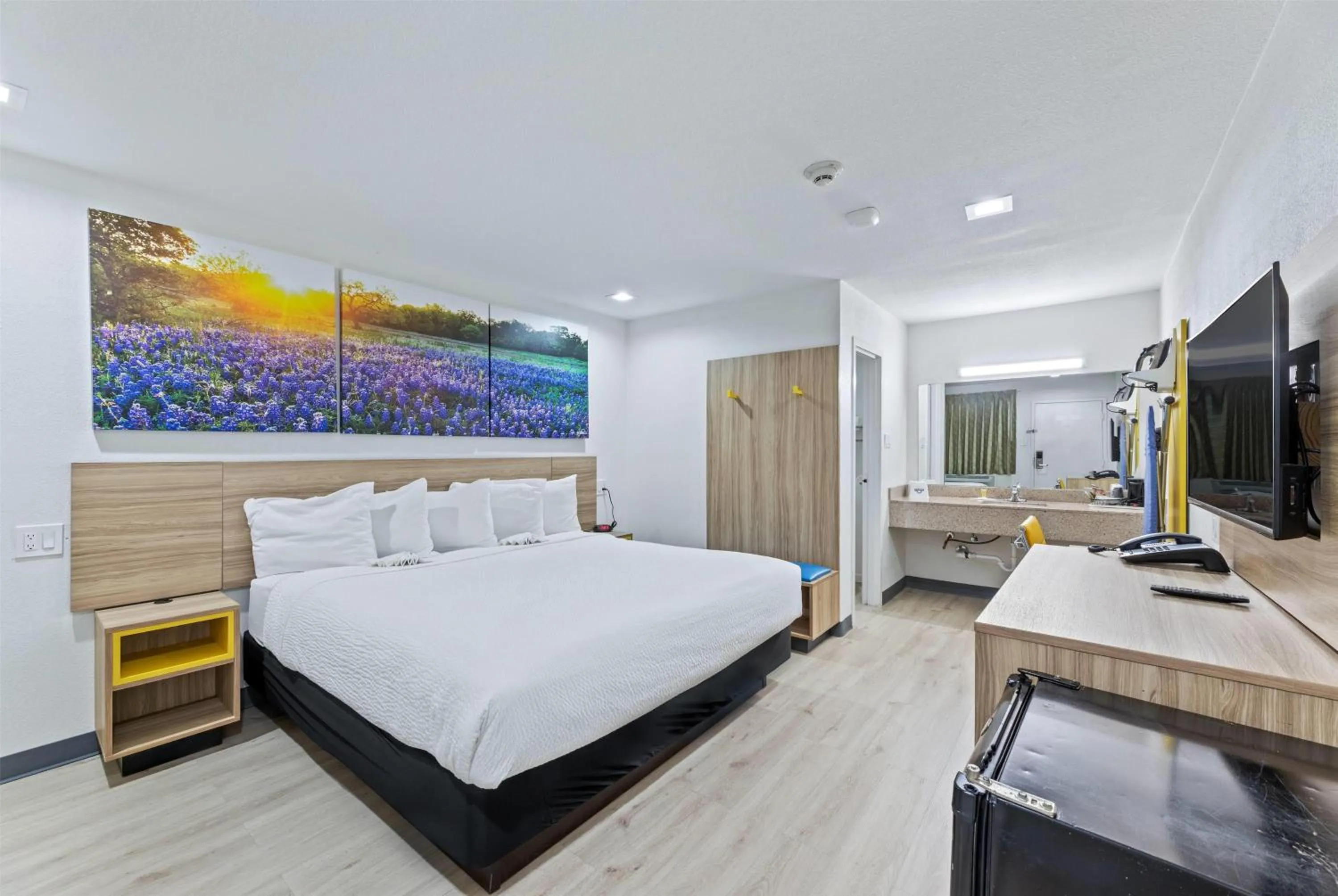 Photo of the whole room, Bed in Days Inn by Wyndham McKinney